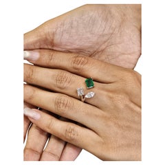 Bague à trois pierres en or blanc 18 carats avec émeraudes et diamants - Refined Beauty