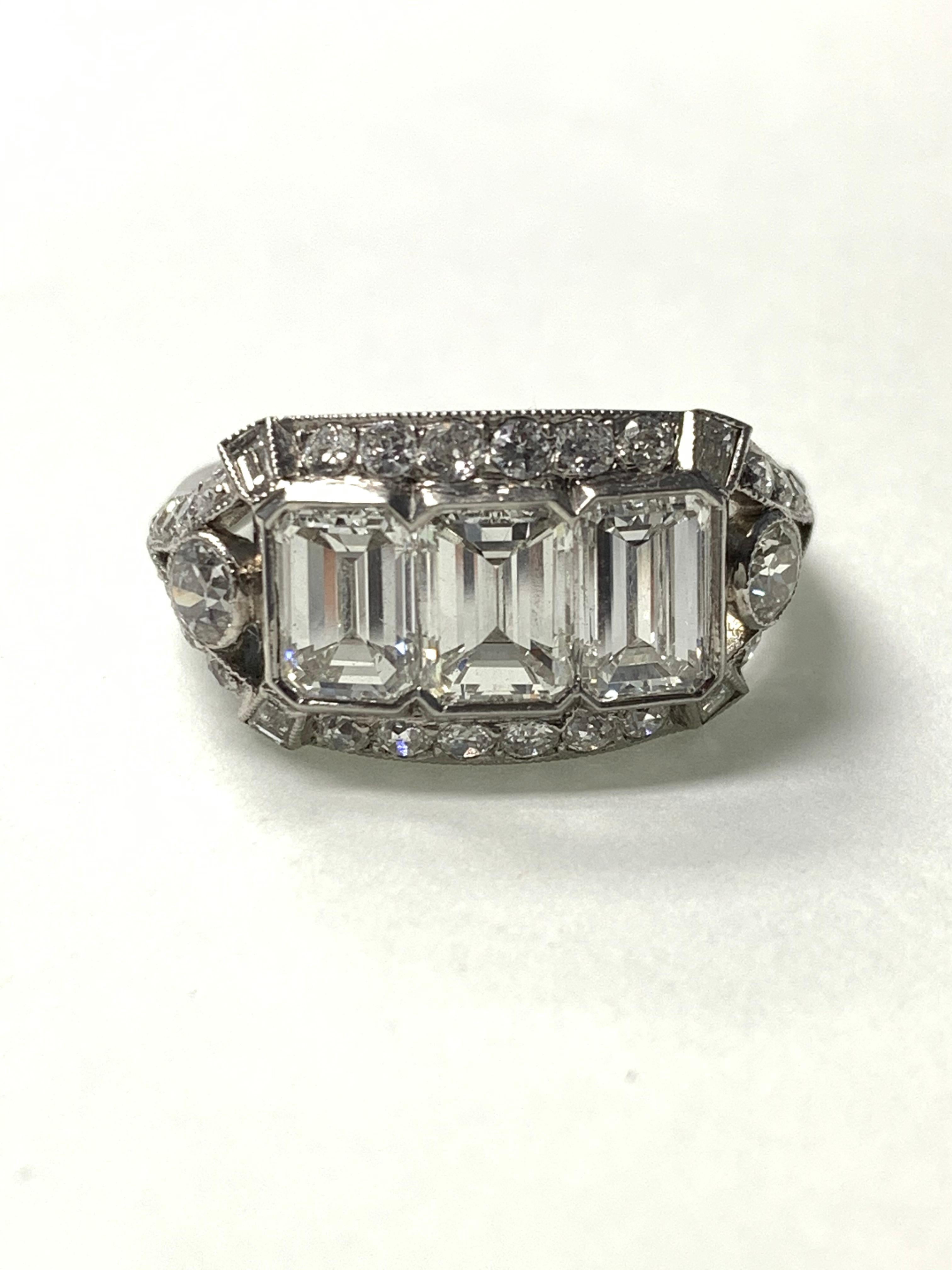 Three-Stone Emerald Cut Diamond Engagement Ring in Platinum For Sale 2