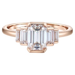 Anello di fidanzamento con tre pietre di moissanite taglio smeraldo in oro 14k
