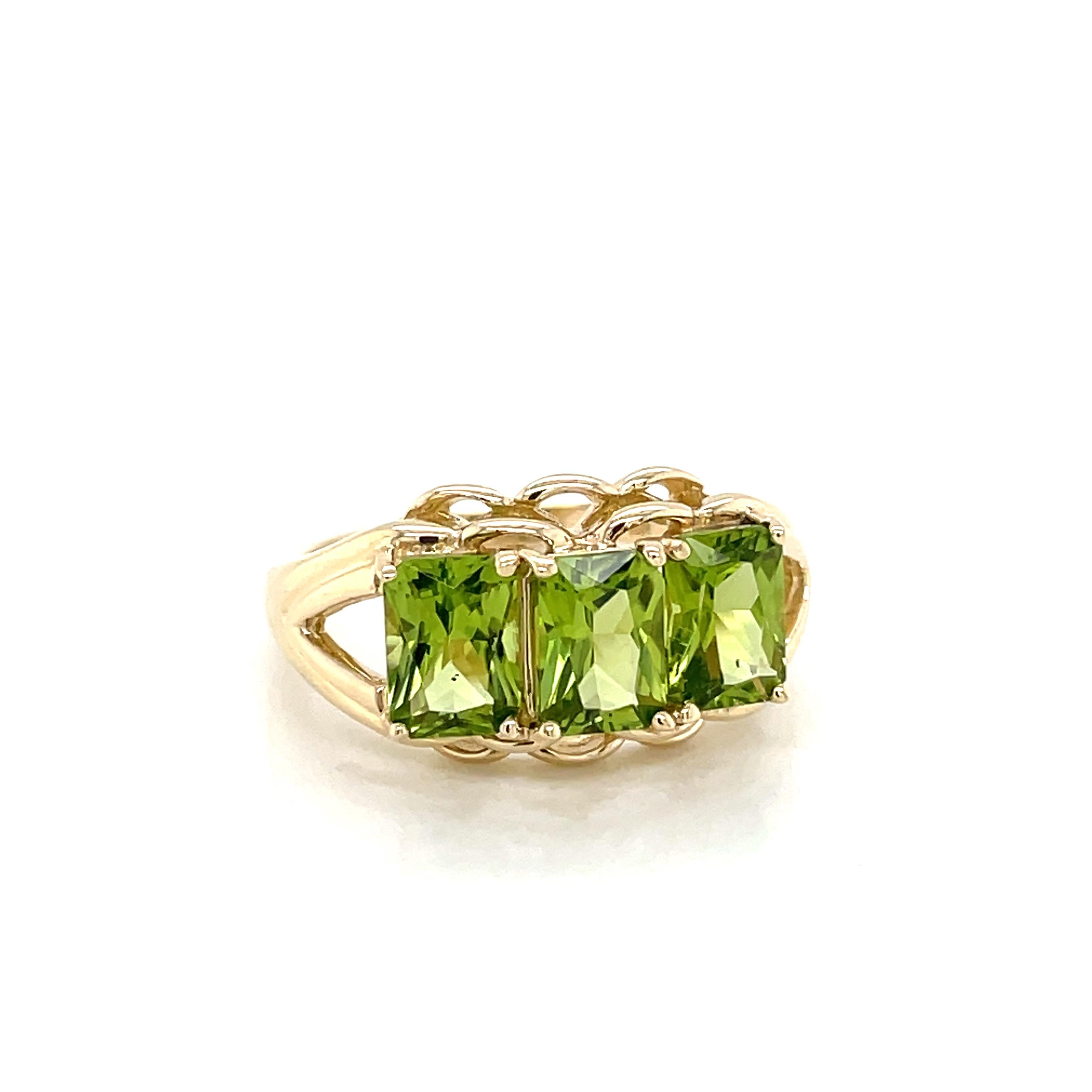 Three Stone Emerald Cut Peridot 14 Karat Yellow Gold Ring In Excellent Condition In Mount Kisco, NY