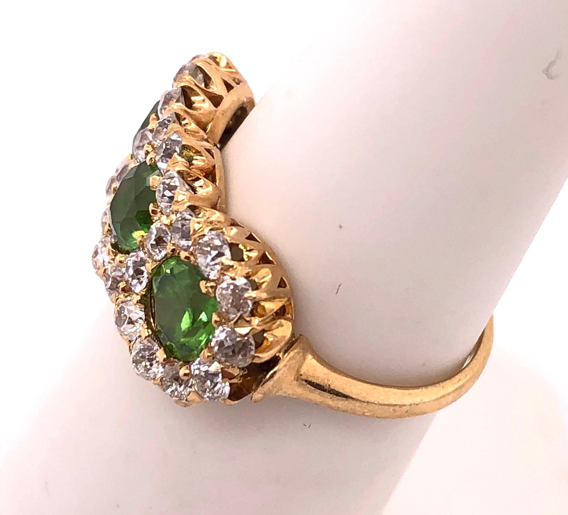 Moderner Ring mit drei Steinen, Smaragd und Diamant für Damen oder Herren im Angebot