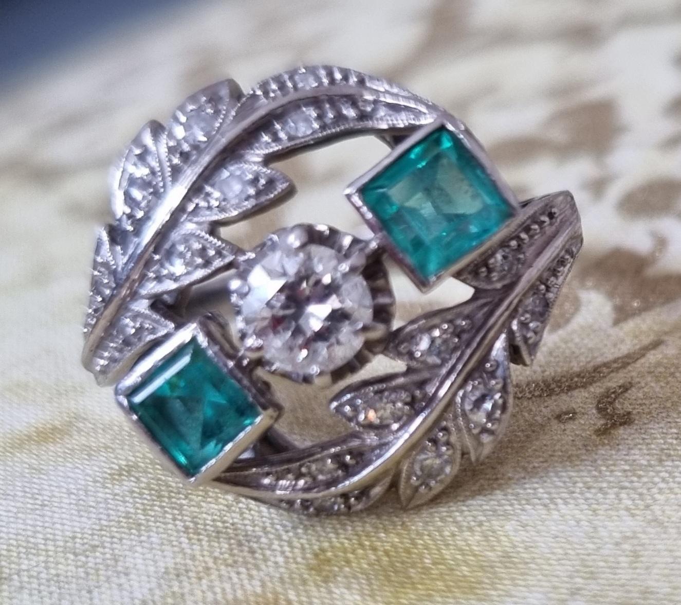 Art Deco Ring aus Platin mit drei Steinen, Smaragd und Diamant (Carréeschliff) im Angebot