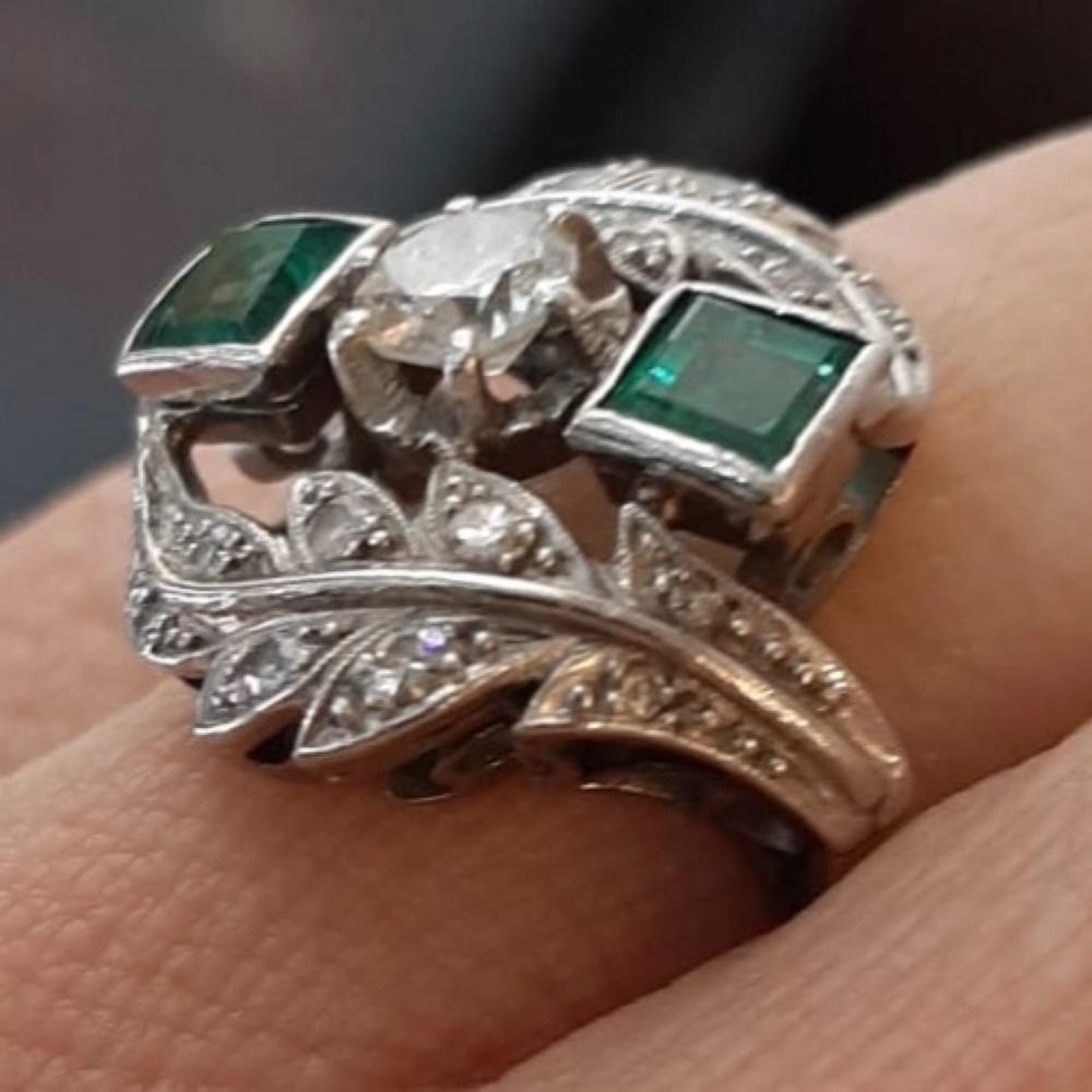 Art Deco Three Stone Emerald, Diamond Ring in Platinum For Sale 1
