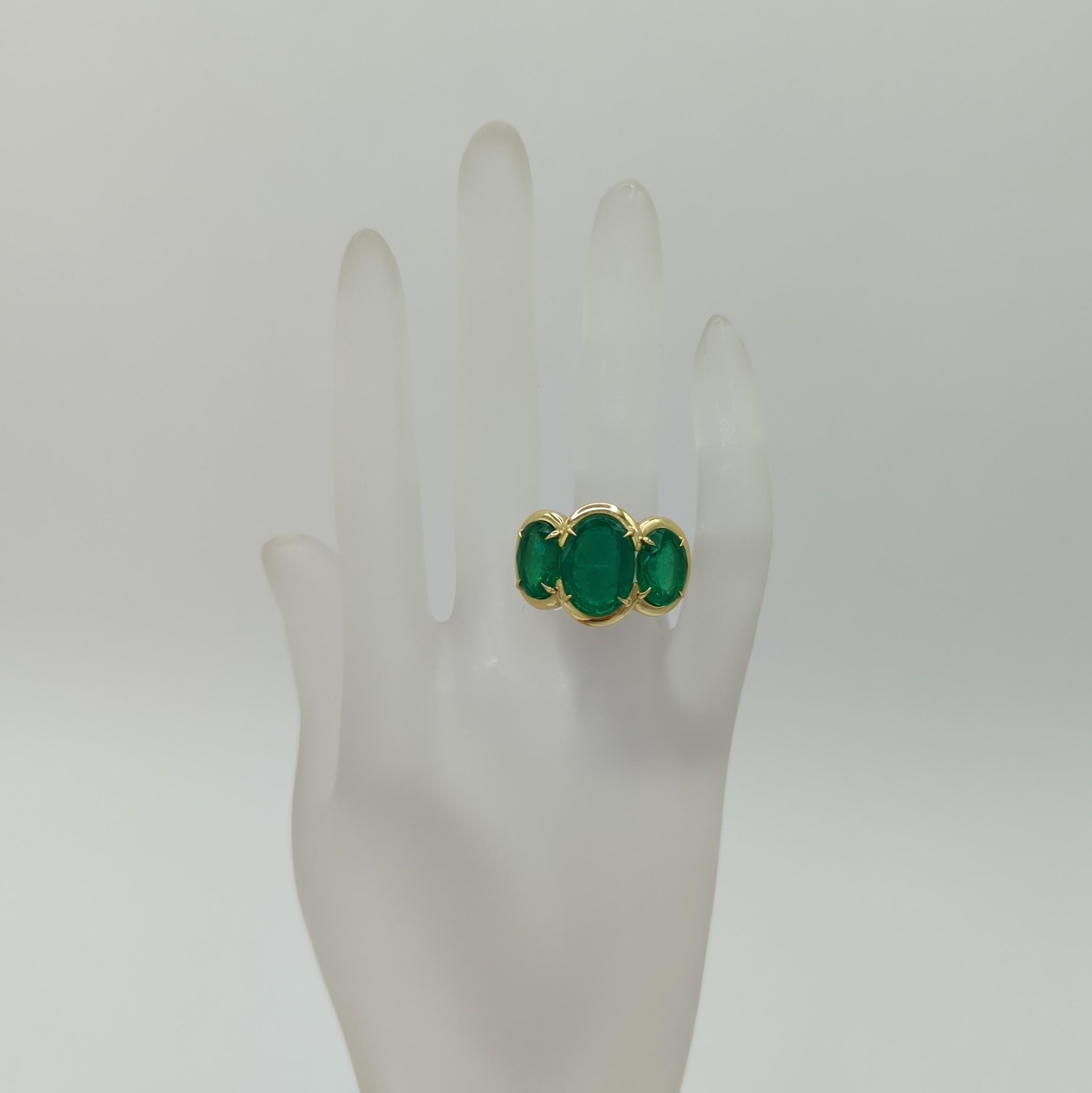 Three Stone Emerald Oval Cocktail Ring in 18K Yellow Gold In New Condition For Sale In Los Angeles, CA