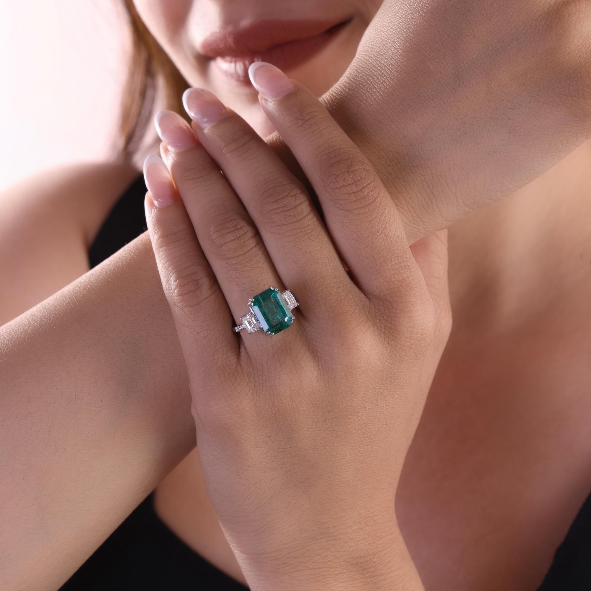 Im Angebot: Dreisteiniger Smaragdring mit Diamantseitensteinen Cocktailring 14k Weißgold () 5