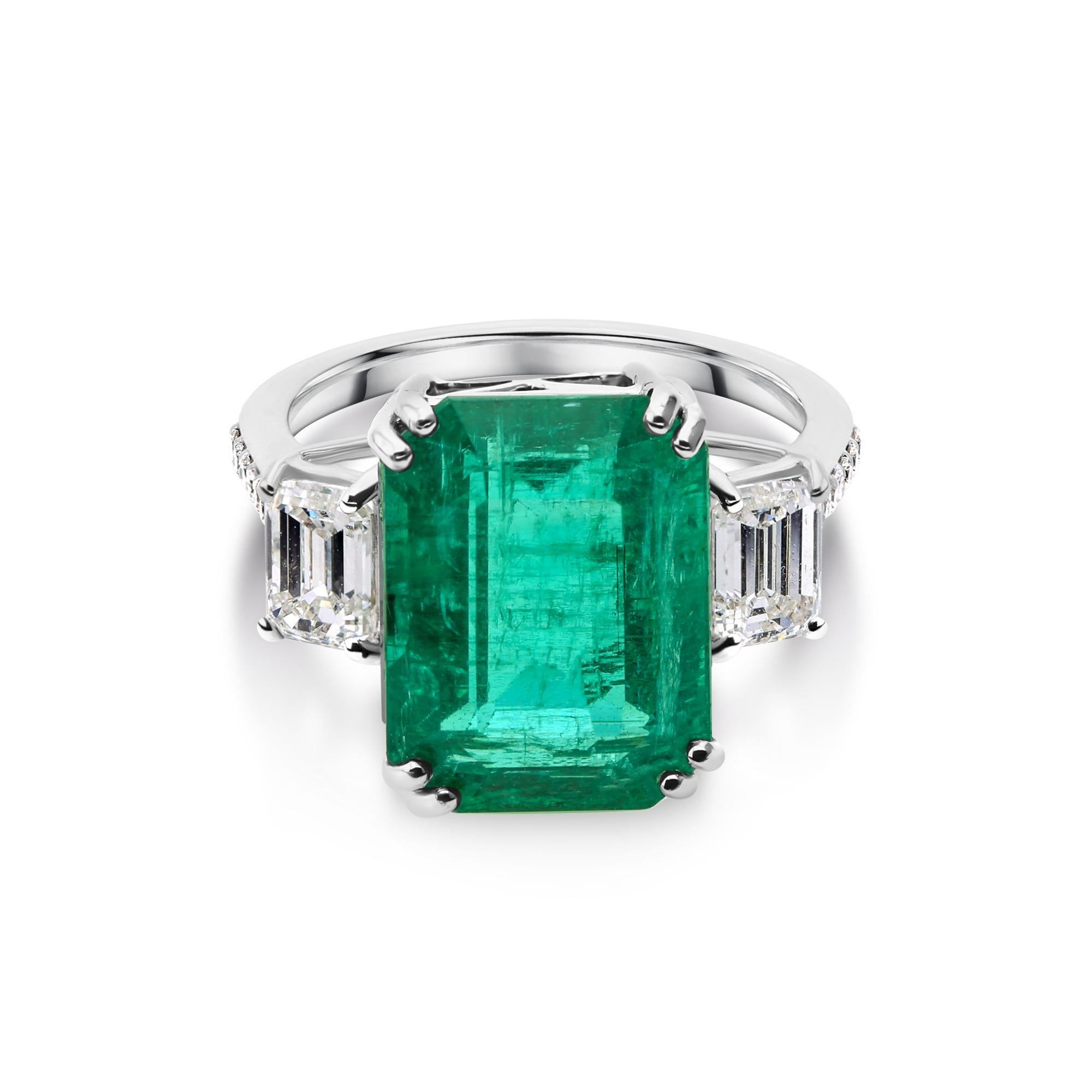 En venta: Anillo de Esmeralda de Tres Piedras con Piedras Laterales de Diamante Anillo de Cóctel de Oro Blanco de 18k  3