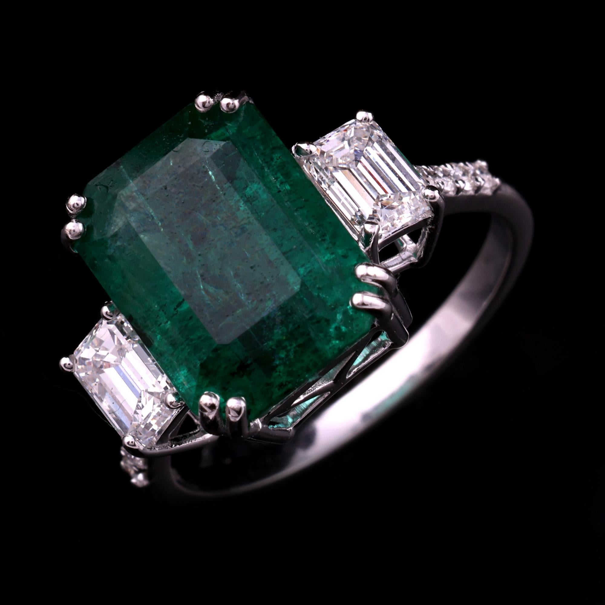 En venta: Anillo de Esmeralda de Tres Piedras con Piedras Laterales de Diamante Anillo de Cóctel de Oro Blanco de 18k  5