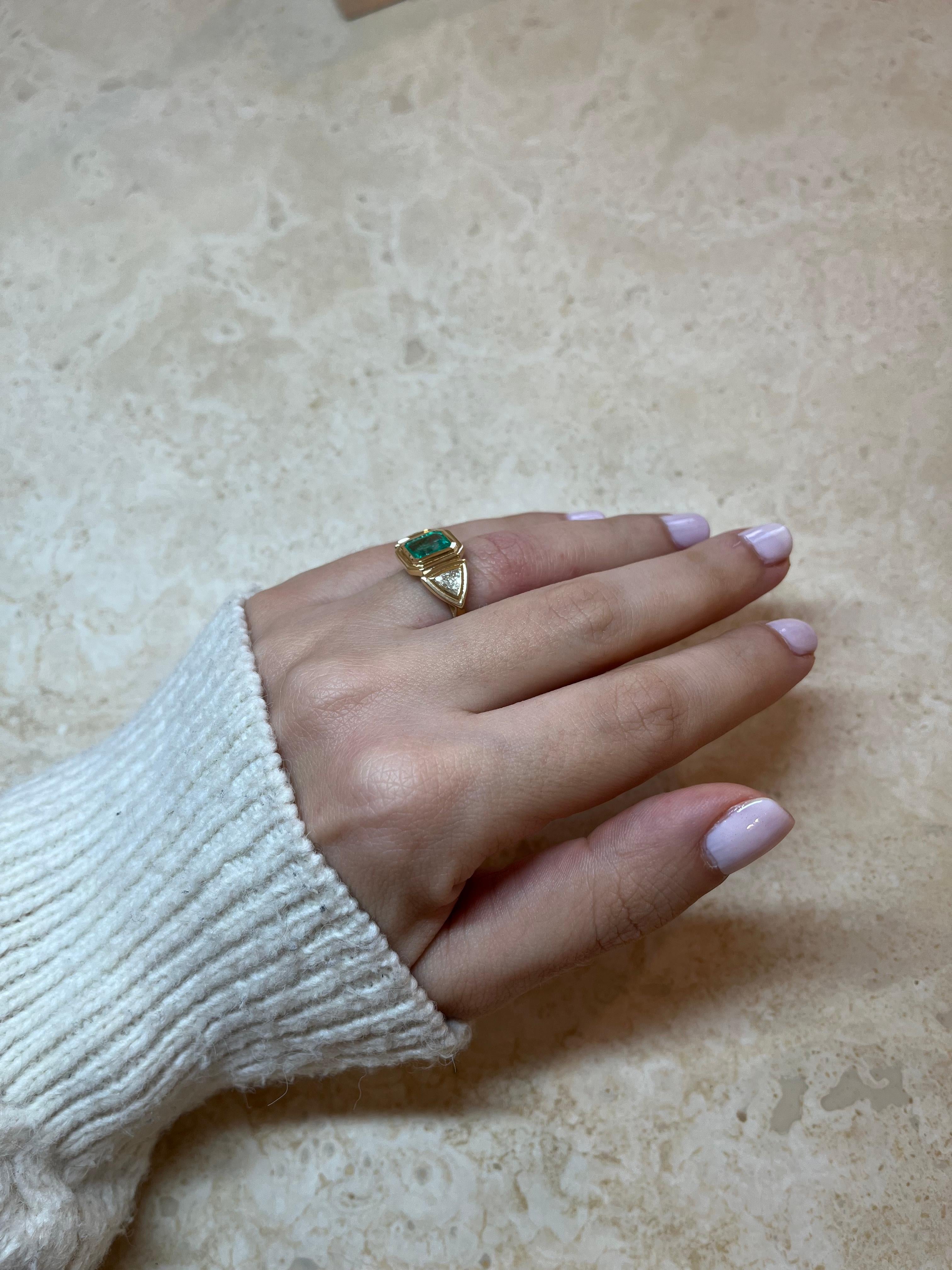 Three stone emerald ring with trillion diamonds, 18k gold For Sale 8