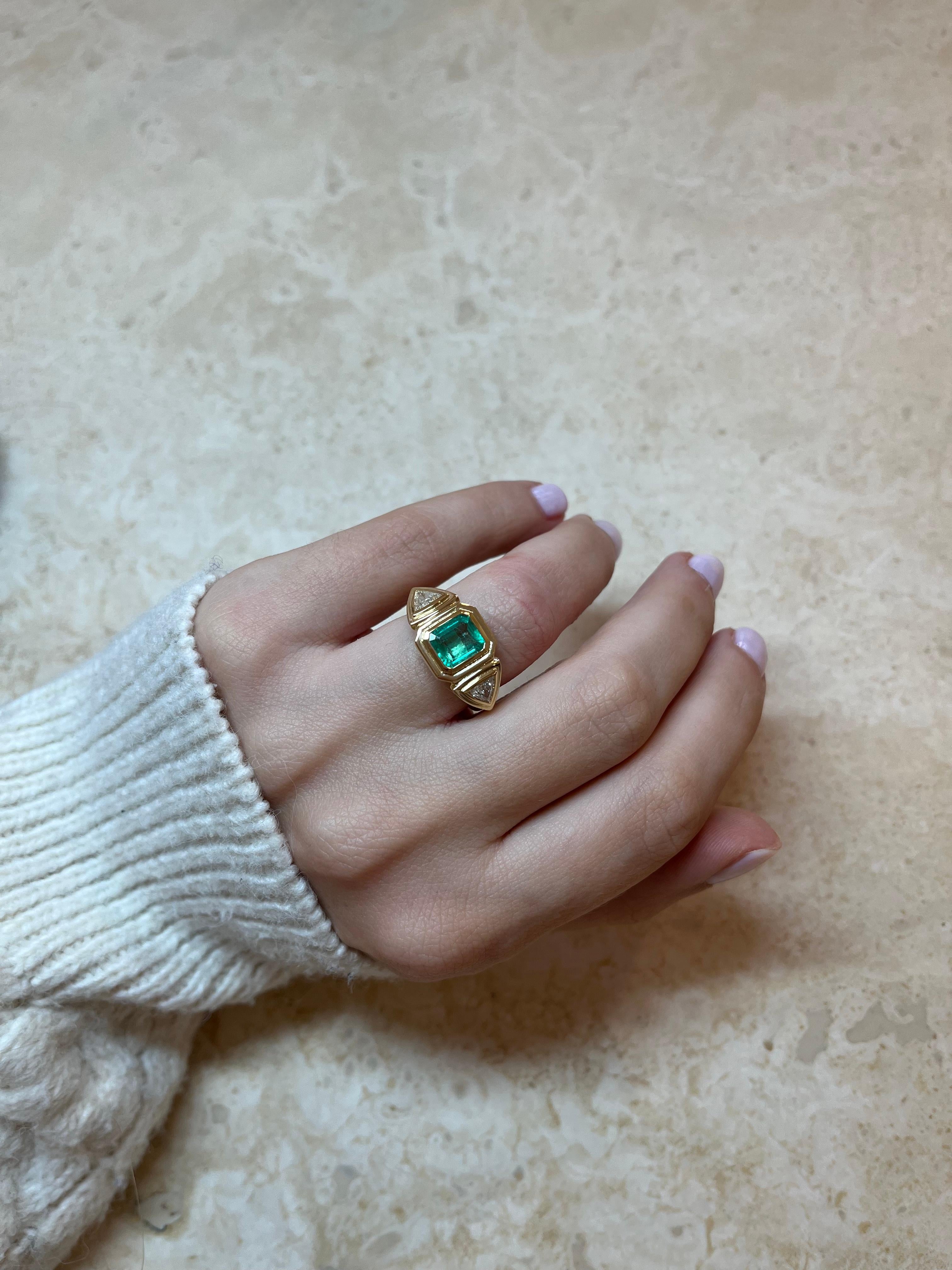 Three stone emerald ring with trillion diamonds, 18k gold For Sale 6