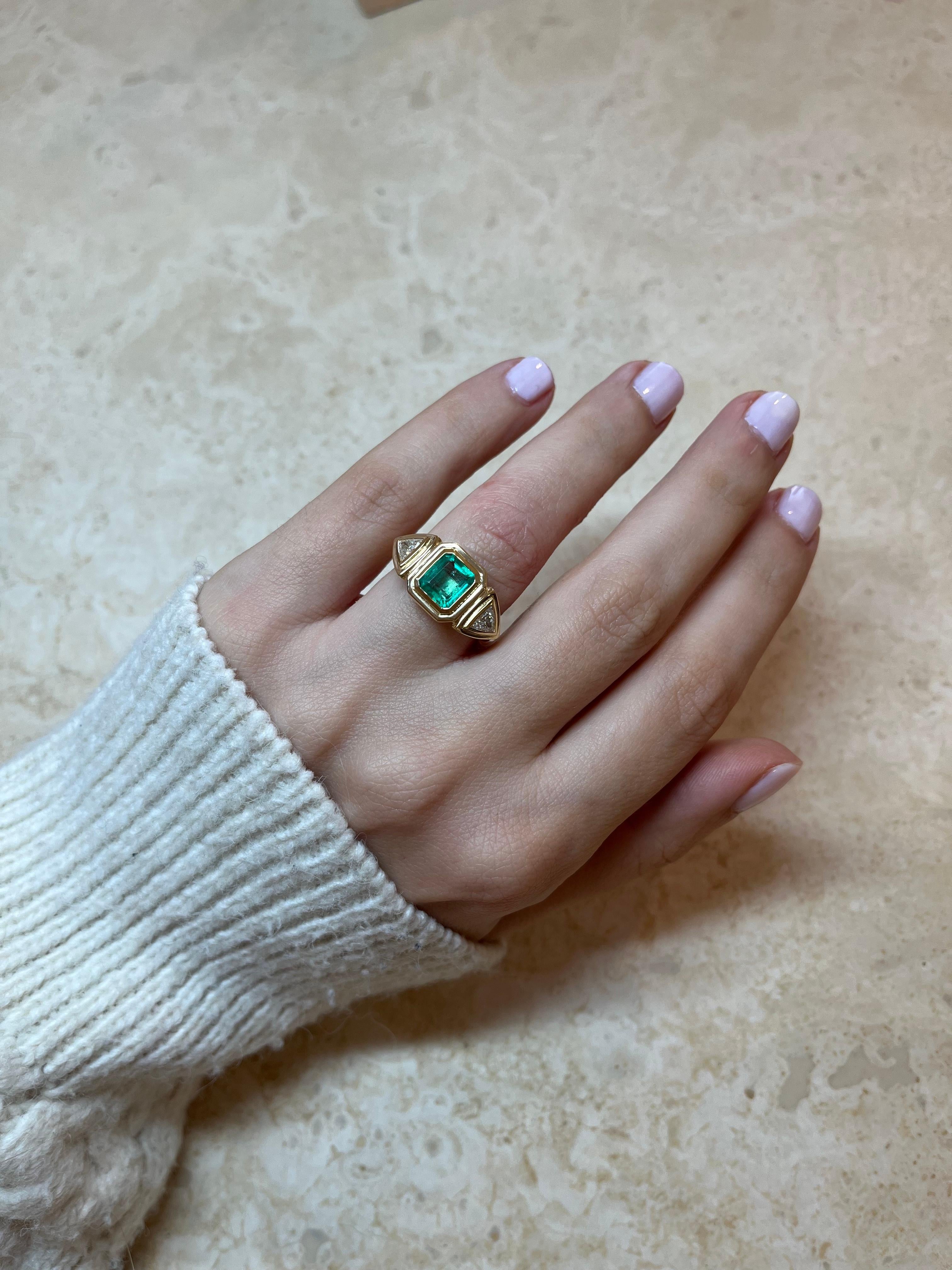 Contemporary Three stone emerald ring with trillion diamonds, 18k gold For Sale