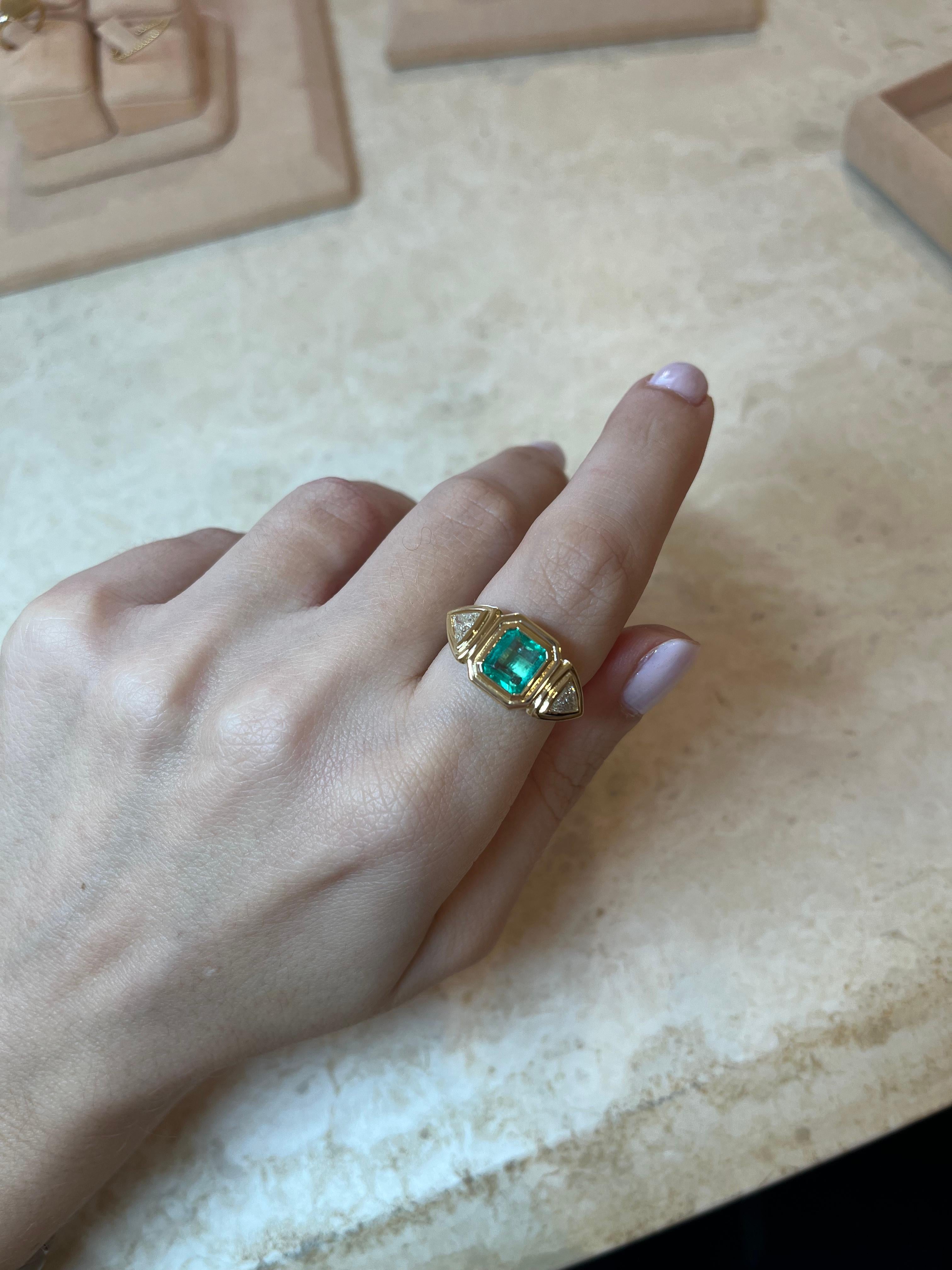 Trillion Cut Three stone emerald ring with trillion diamonds, 18k gold For Sale