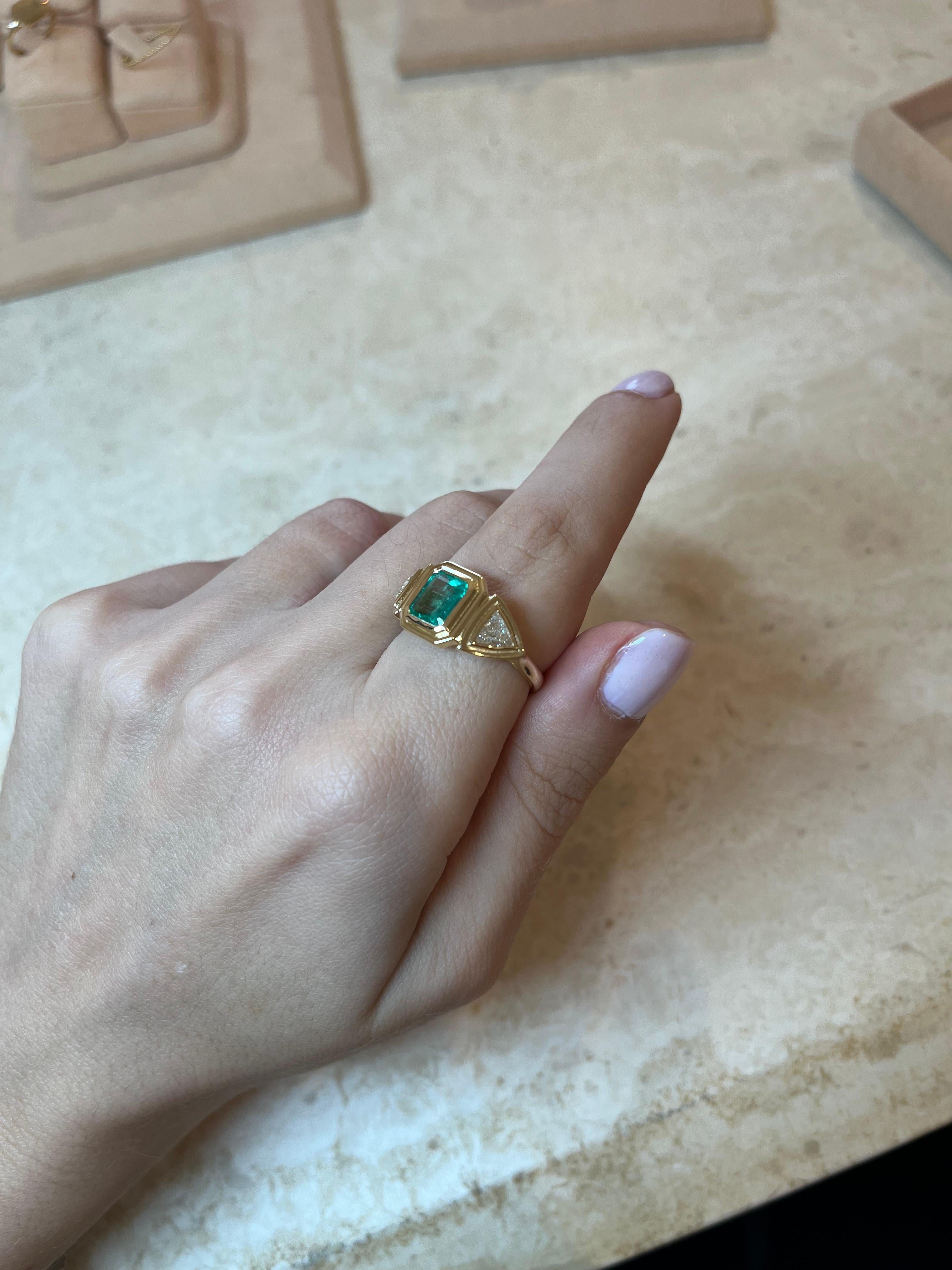Three stone emerald ring with trillion diamonds, 18k gold For Sale 2