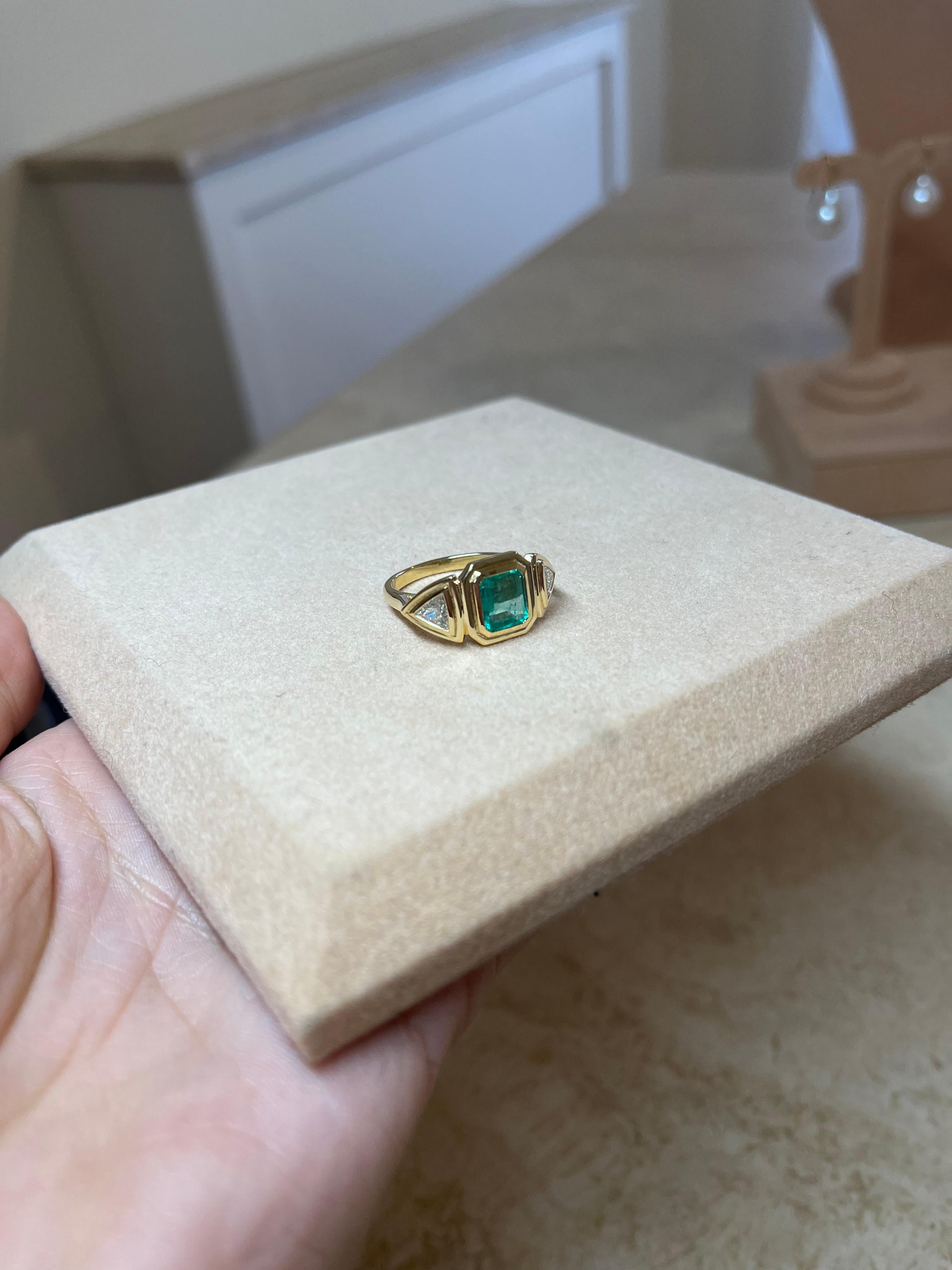 Three stone emerald ring with trillion diamonds, 18k gold For Sale 4