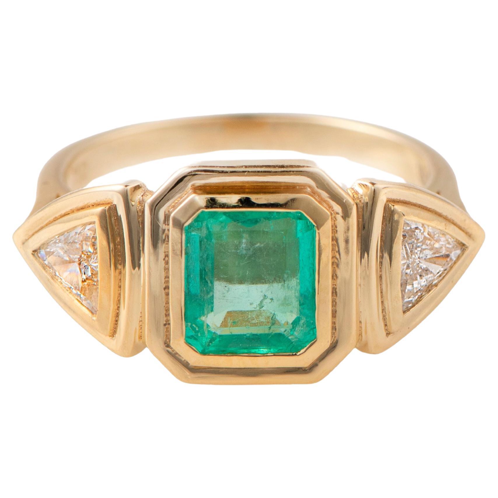 Three stone emerald ring with trillion diamonds, 18k gold For Sale
