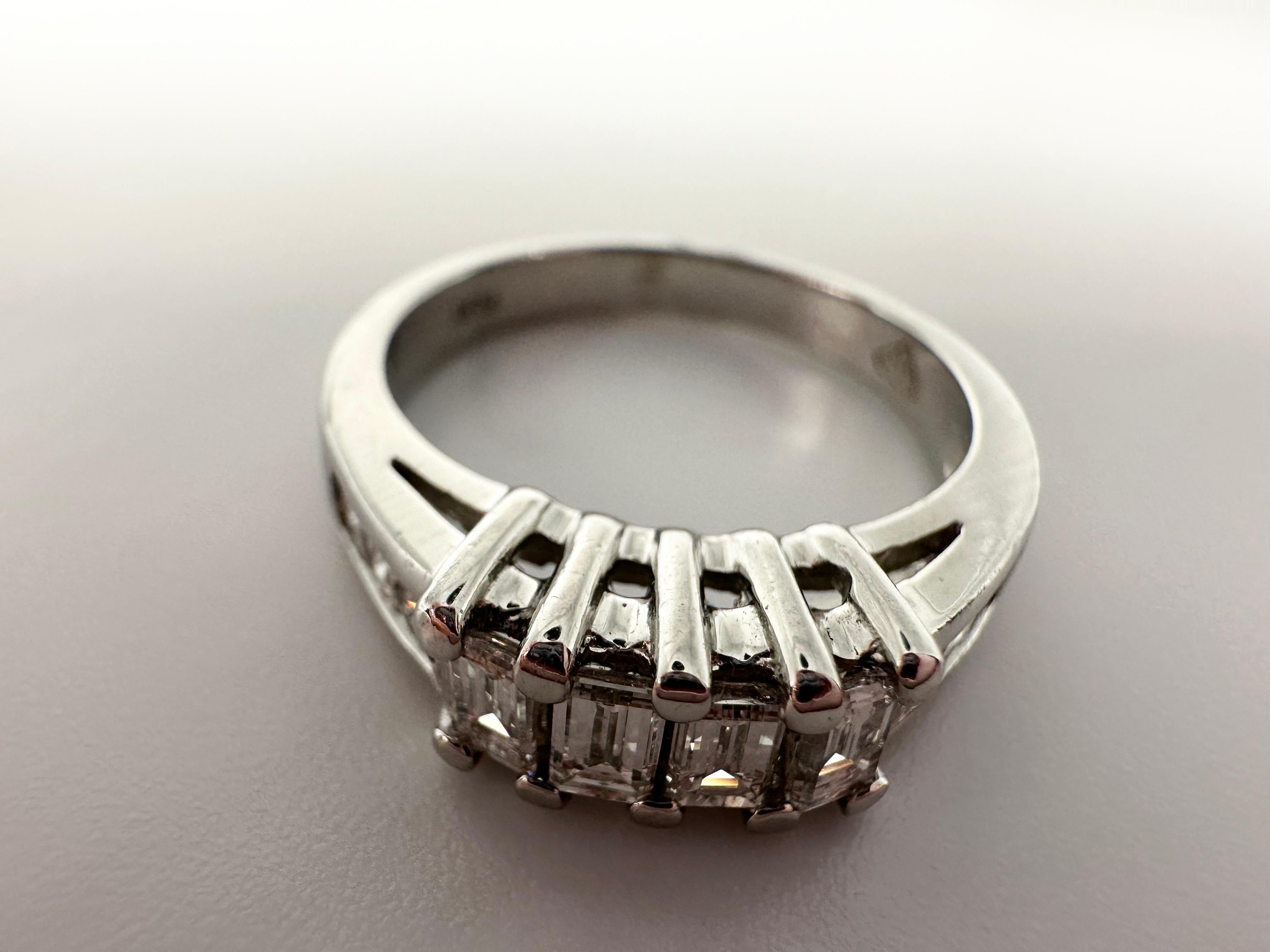 Three stone engagement ring 14KT ring In New Condition For Sale In Jupiter, FL