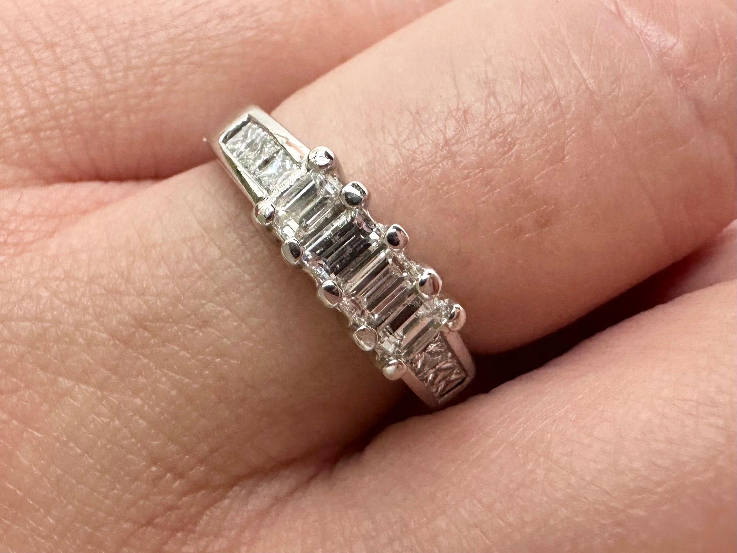 Anillo de compromiso de tres piedras Anillo de 14 quilates en venta 2