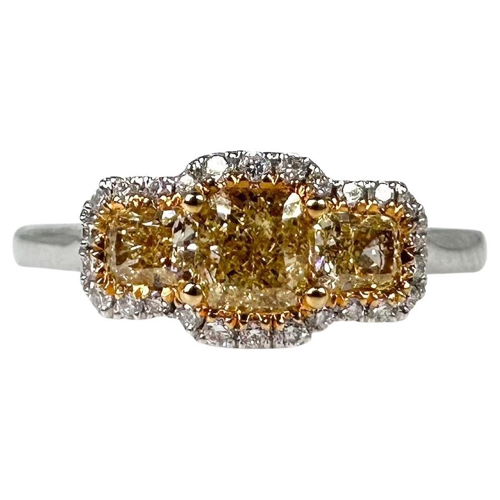 Bague de fiançailles à trois pierres en or 18 carats Bague de fantaisie jaune en diamants en vente