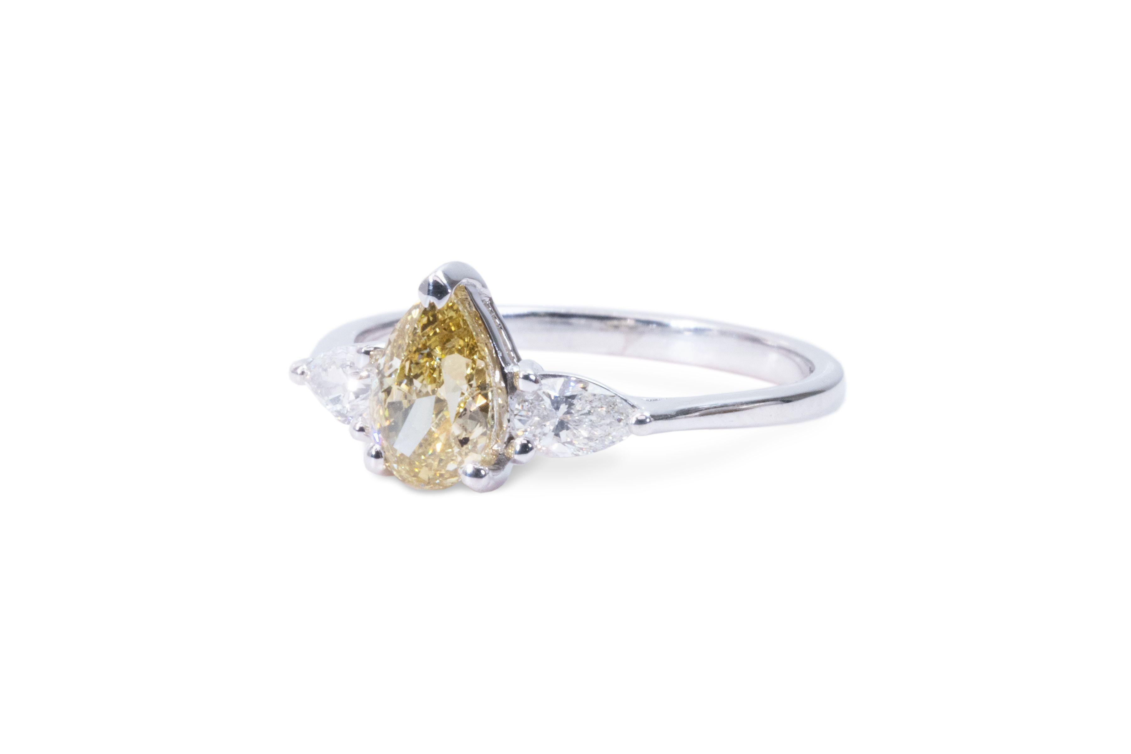 Three Stone Fancy Color 18K Ring with 0.91 ct Natural Pear Diamonds - GIA Cert In New Condition In רמת גן, IL