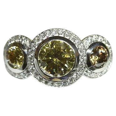 Dreisteiniger Fancy-Color-Diamantring aus 18 Karat Weißgold, GIA-zertifizierte Mitte