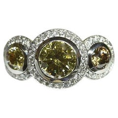 Anello con tre pietre di diamanti colorati in oro bianco 18 carati, centro certificato GIA