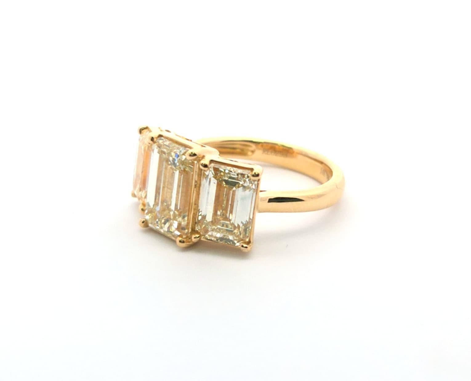Drei Stein Fancy Gelb Smaragd Ring 7,06ct 18ky GIA (Moderne) im Angebot