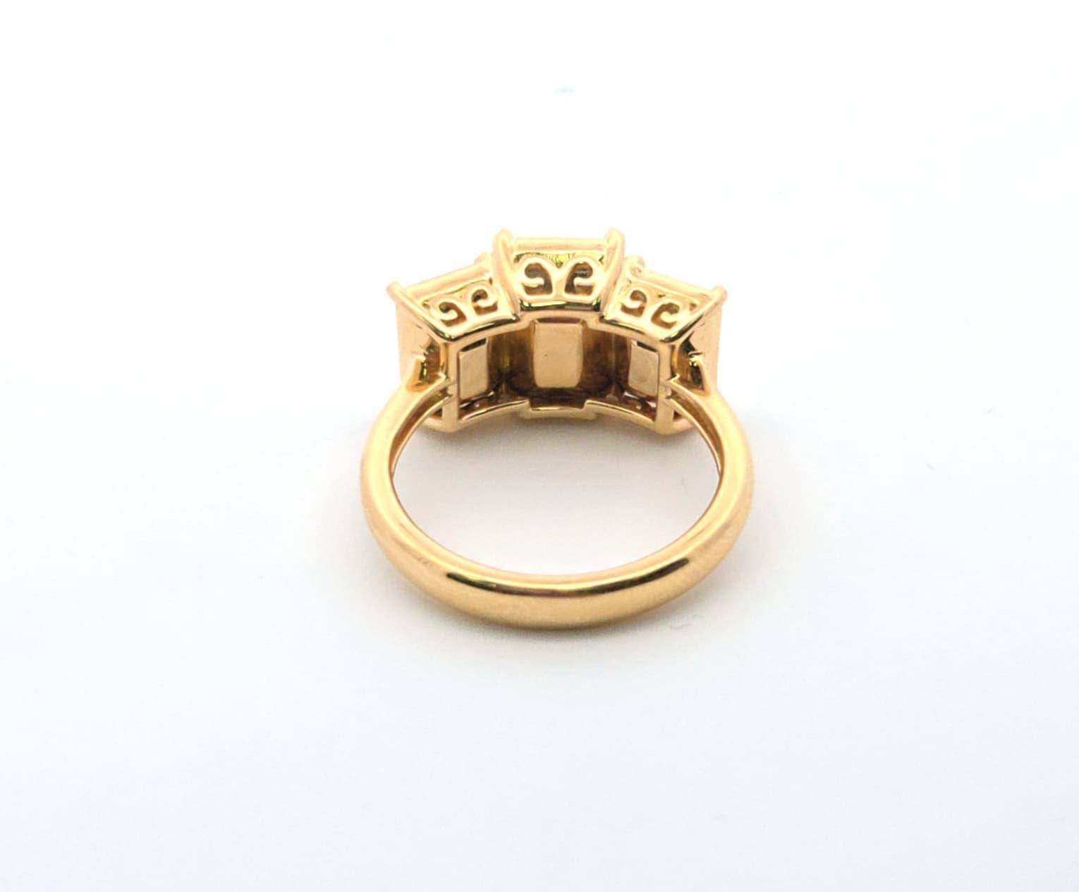 Drei Stein Fancy Gelb Smaragd Ring 7,06ct 18ky GIA (Smaragdschliff) im Angebot