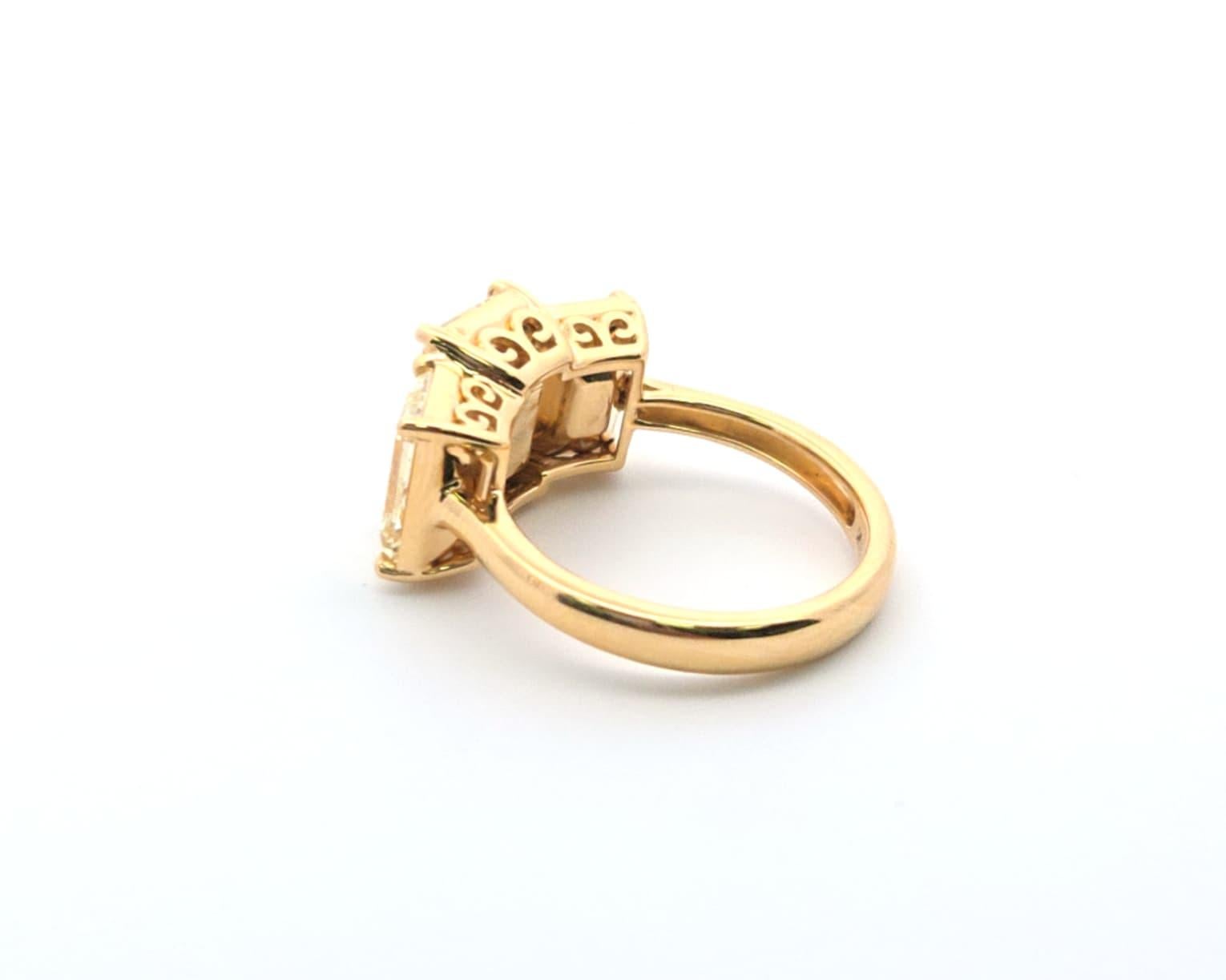 Drei Stein Fancy Gelb Smaragd Ring 7,06ct 18ky GIA im Zustand „Neu“ im Angebot in New York, NY