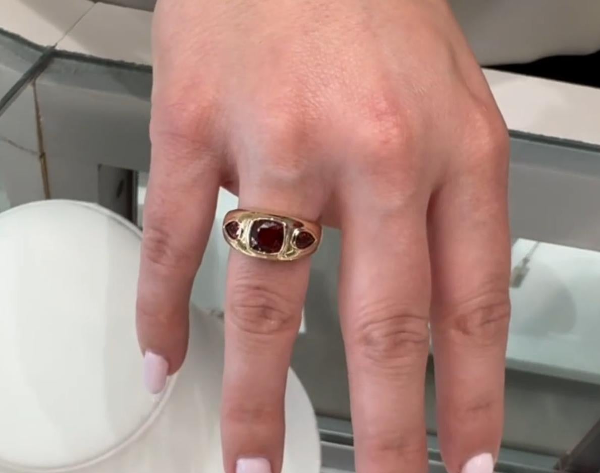 Anillo geométrico de granate con tres piedras en oro amarillo de 14 quilates en venta 1