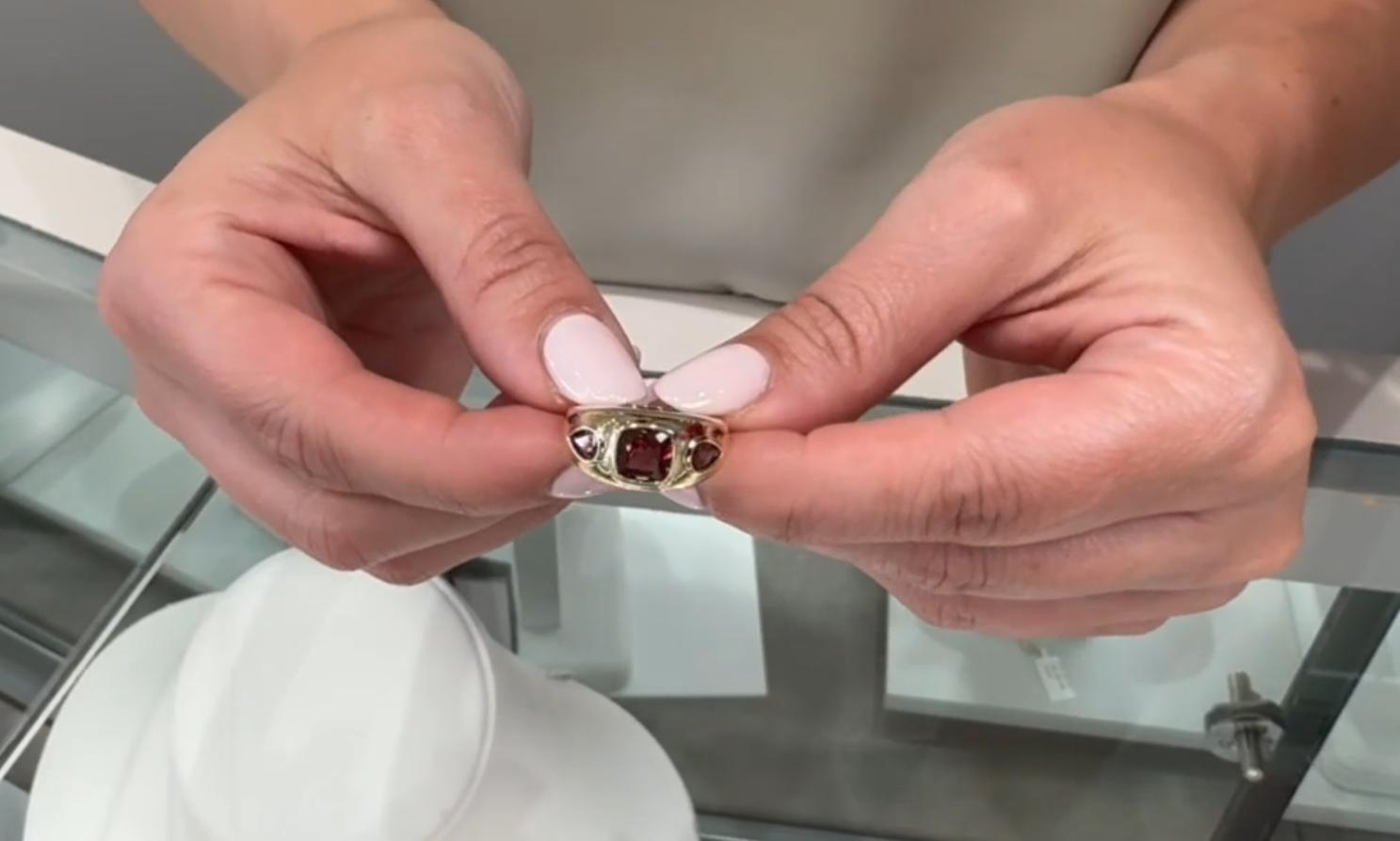 Anillo geométrico de granate con tres piedras en oro amarillo de 14 quilates en venta 2