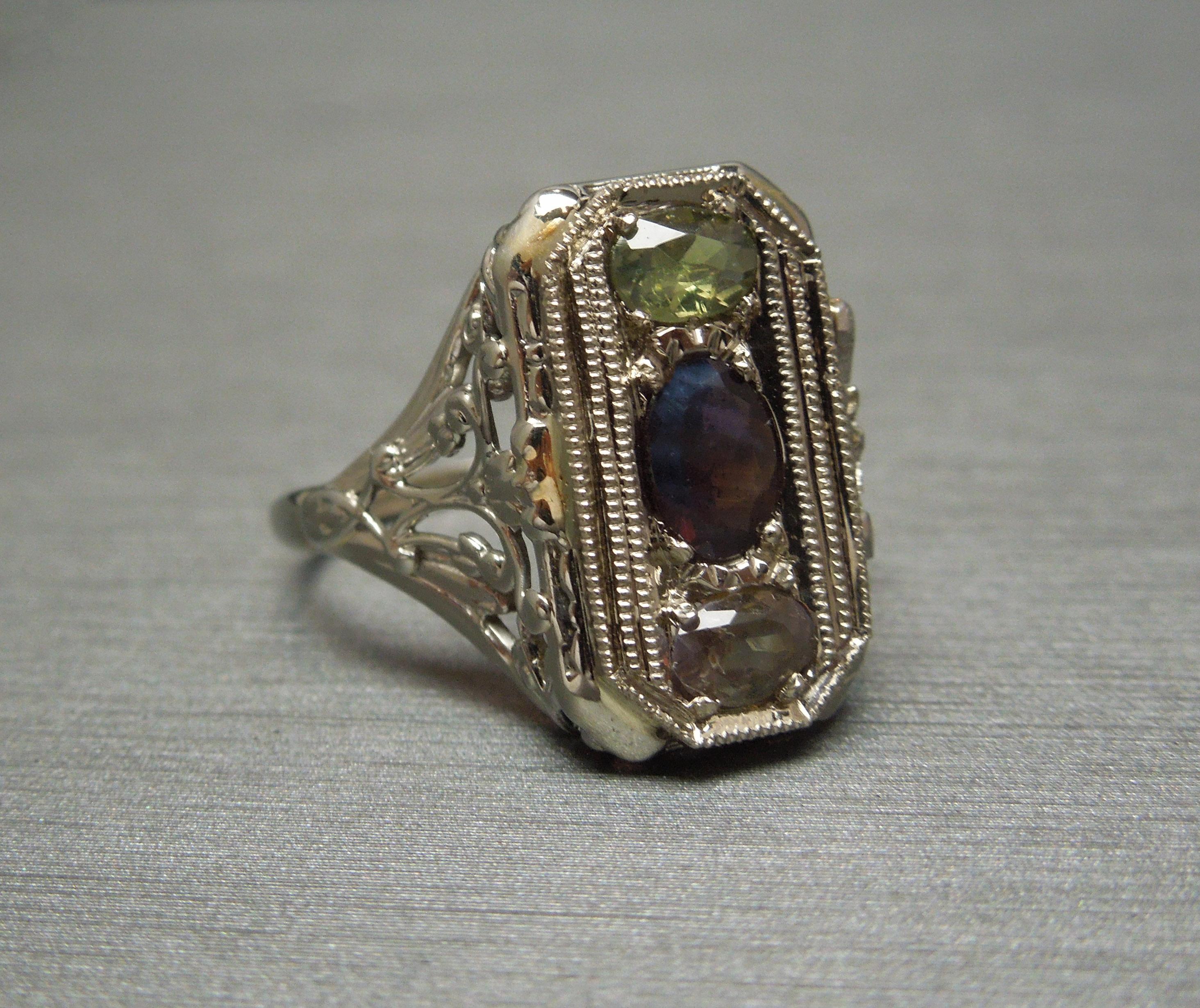 Three-Stone GIA Alexandrite Shield Ring In Good Condition In METAIRIE, LA