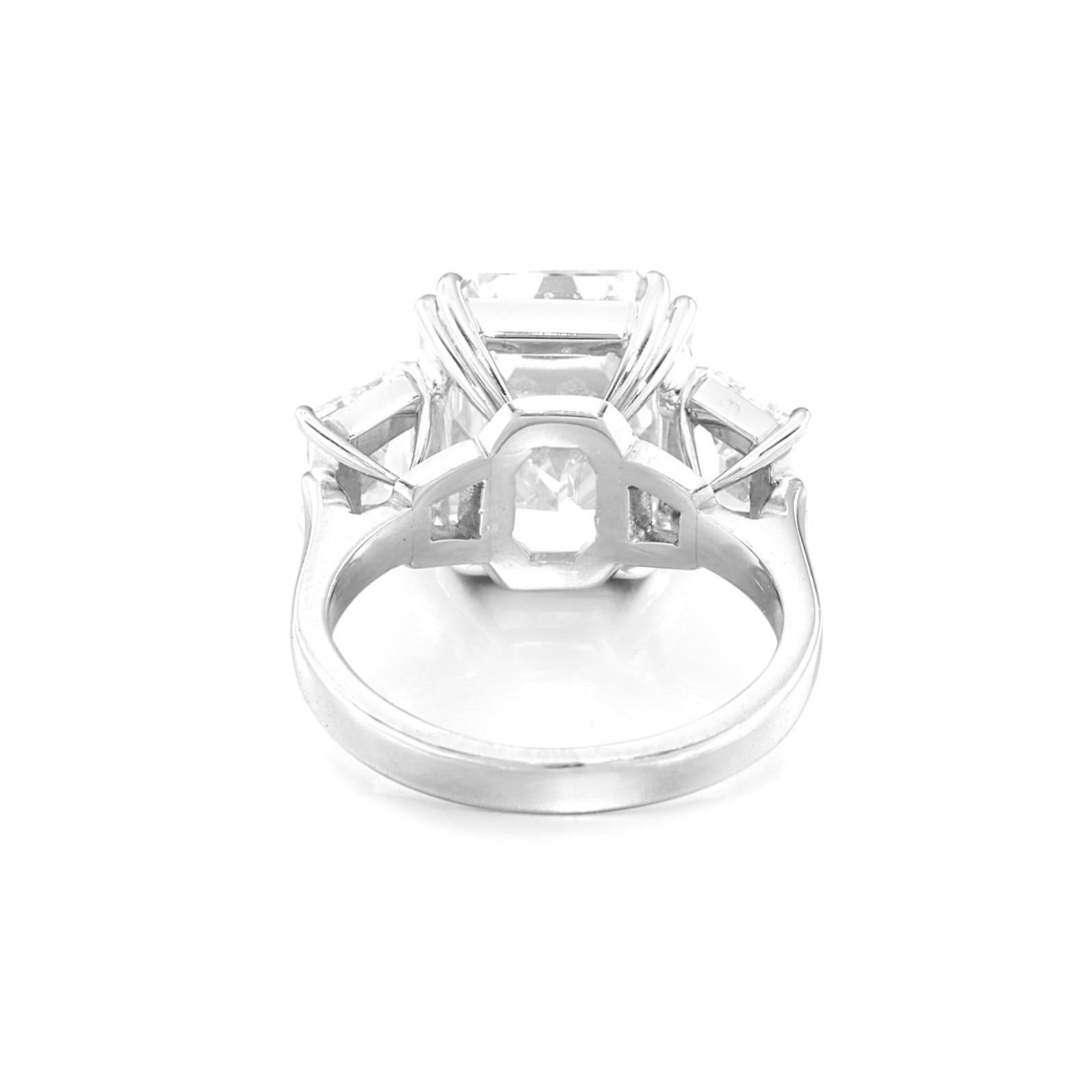 Une bague en diamant émeraude de 4 carats certifiée GIA, de couleur H et de pureté VVS2, est une pièce de joaillerie extraordinaire. La taille Eleg, connue pour ses élégantes facettes en escalier, met en valeur la transparence pure et la