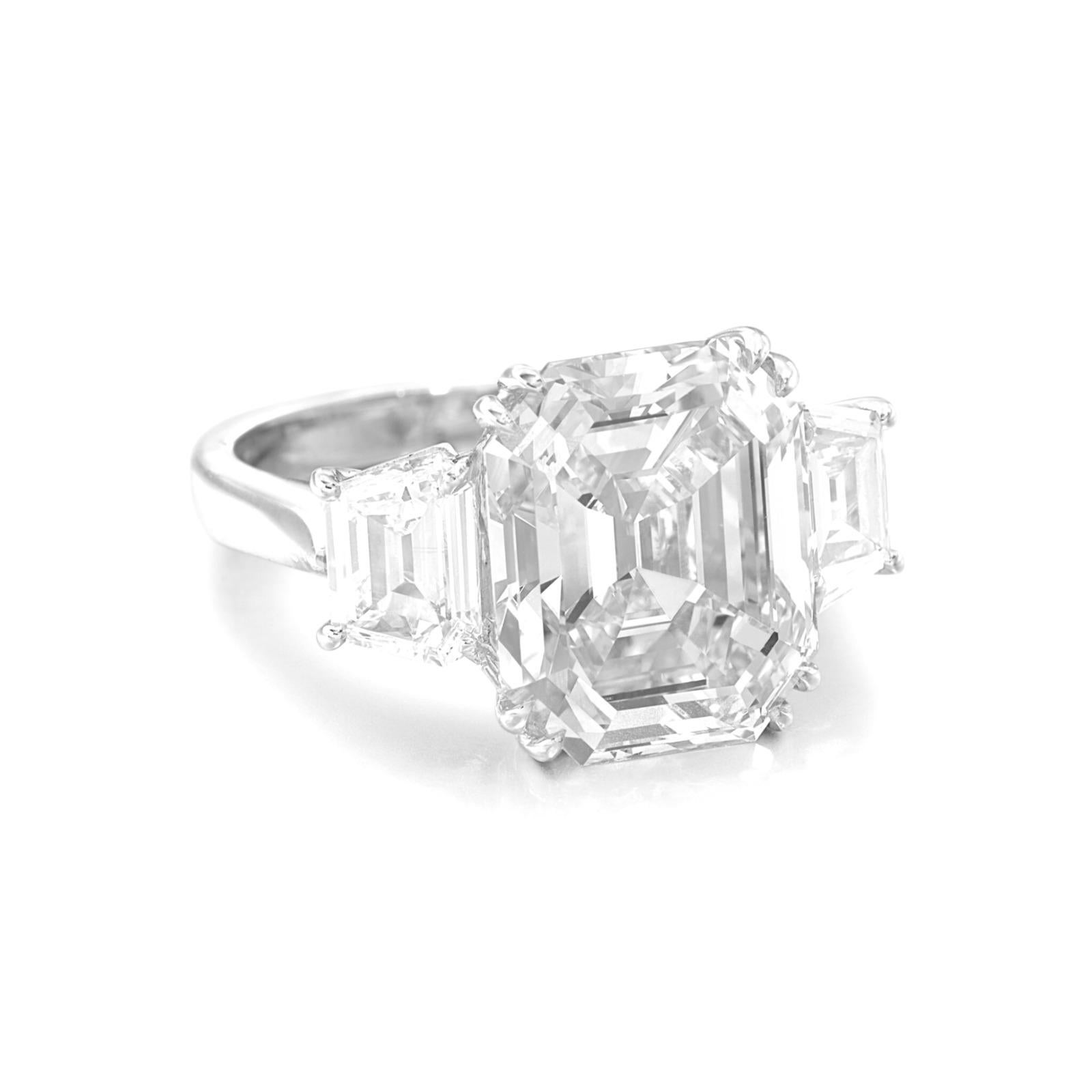 Taille émeraude Bague à trois pierres avec diamant trapézoïd taille émeraude certifié GIA de 4 carats en vente