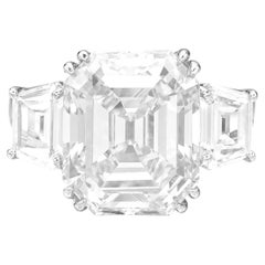Bague à trois pierres avec diamant trapézoïd taille émeraude certifié GIA de 4 carats