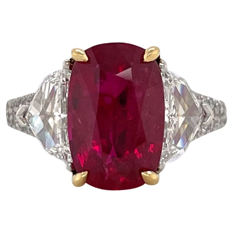 Anello con tre pietre di rubino e diamanti certificati GIA in oro giallo 18k e platino