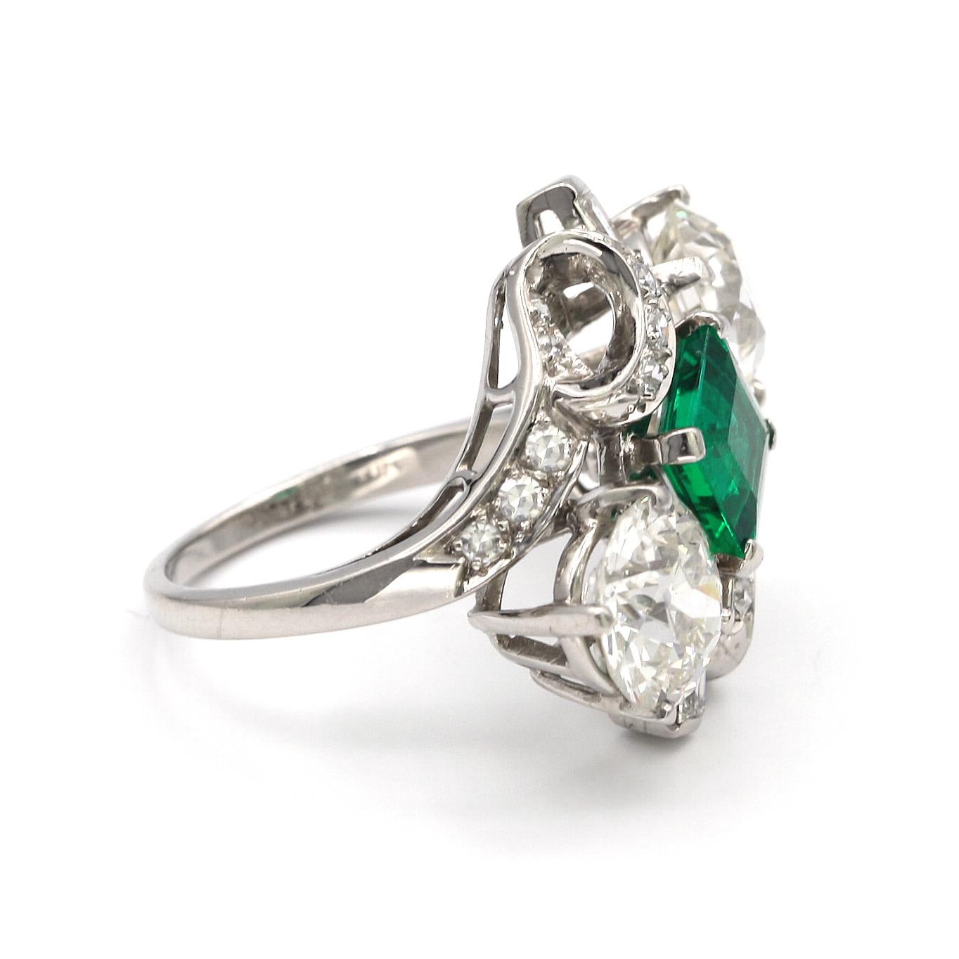 Three Stone Green Emerald and Diamonds Platinum Ring In Excellent Condition For Sale In Los Angeles, CA