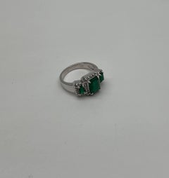 Bague classique en or blanc 14K avec émeraude verte à trois pierres et halo de diamants