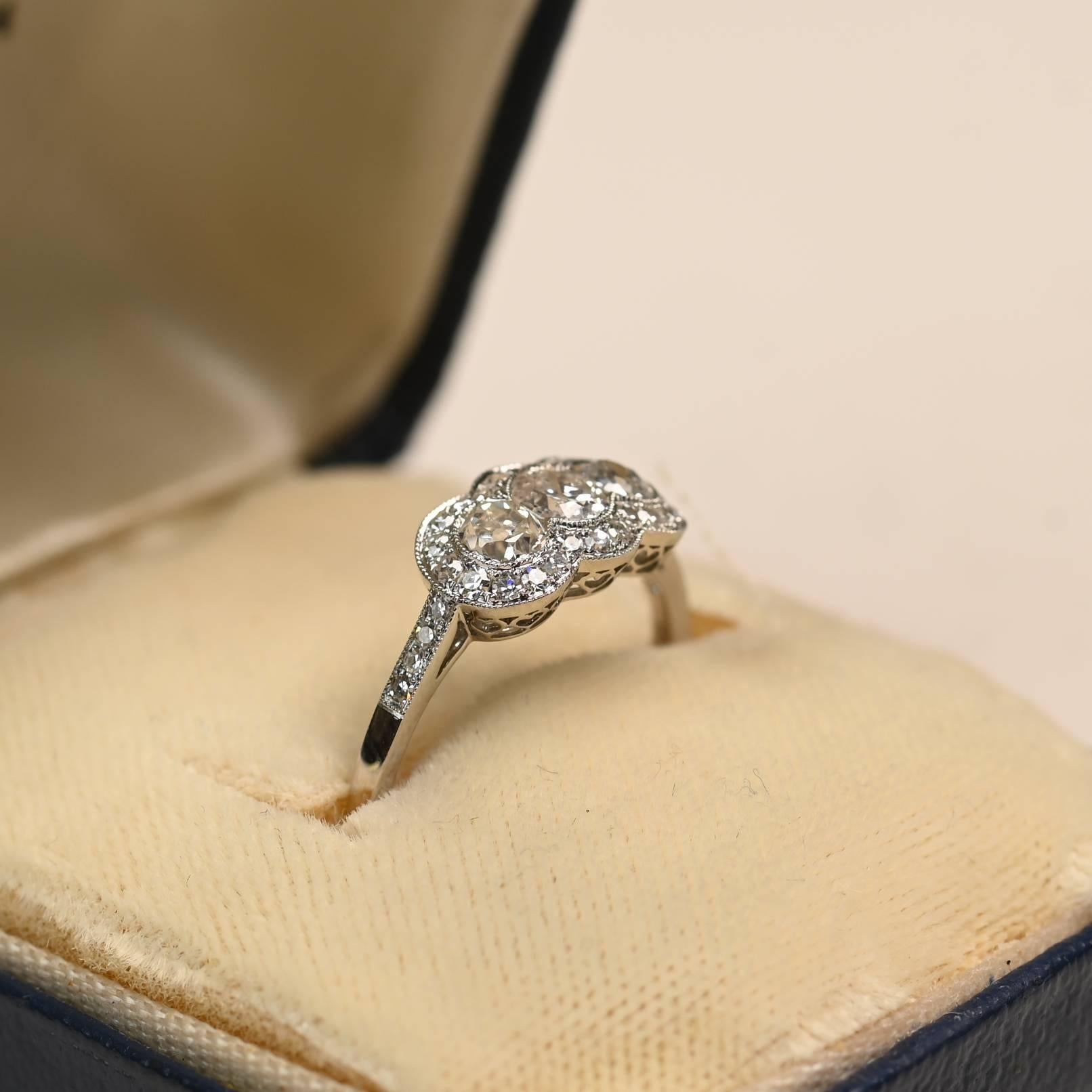 Questo elegante anello in platino presenta un intramontabile design a tre pietre, con un mix armonioso di diamanti antichi tagliati a cuscino e diamanti old mine con un peso complessivo di circa 0,70 carati. Ogni diamante è incorniciato