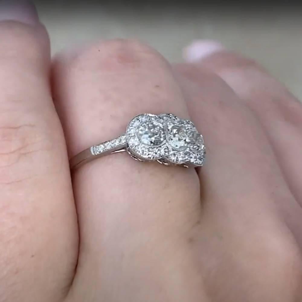 Anello con tre pietre a raggiera, diamante antico con taglio a cuscino (circa 0,70 carati), platino In condizioni ottime in vendita a New York, NY