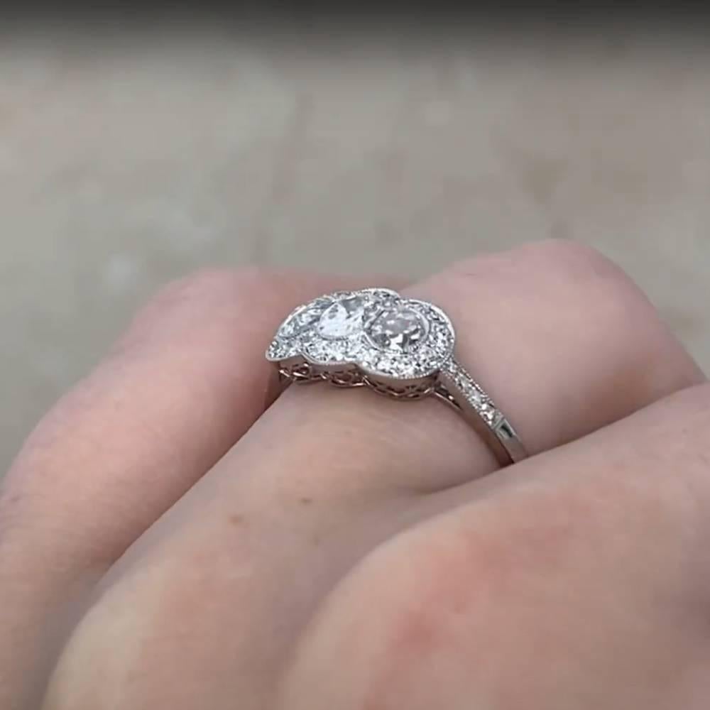 Donna Anello con tre pietre a raggiera, diamante antico con taglio a cuscino (circa 0,70 carati), platino in vendita