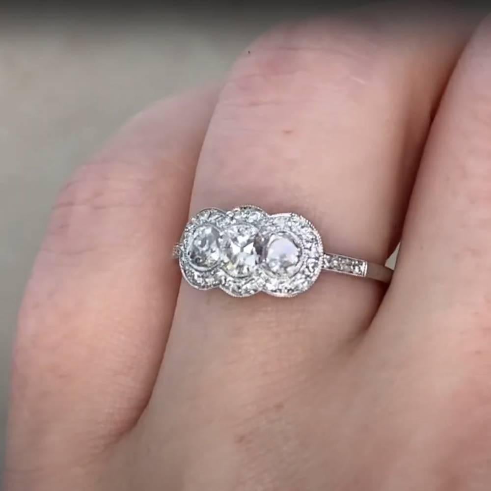 Anello con tre pietre a raggiera, diamante antico con taglio a cuscino (circa 0,70 carati), platino in vendita 1
