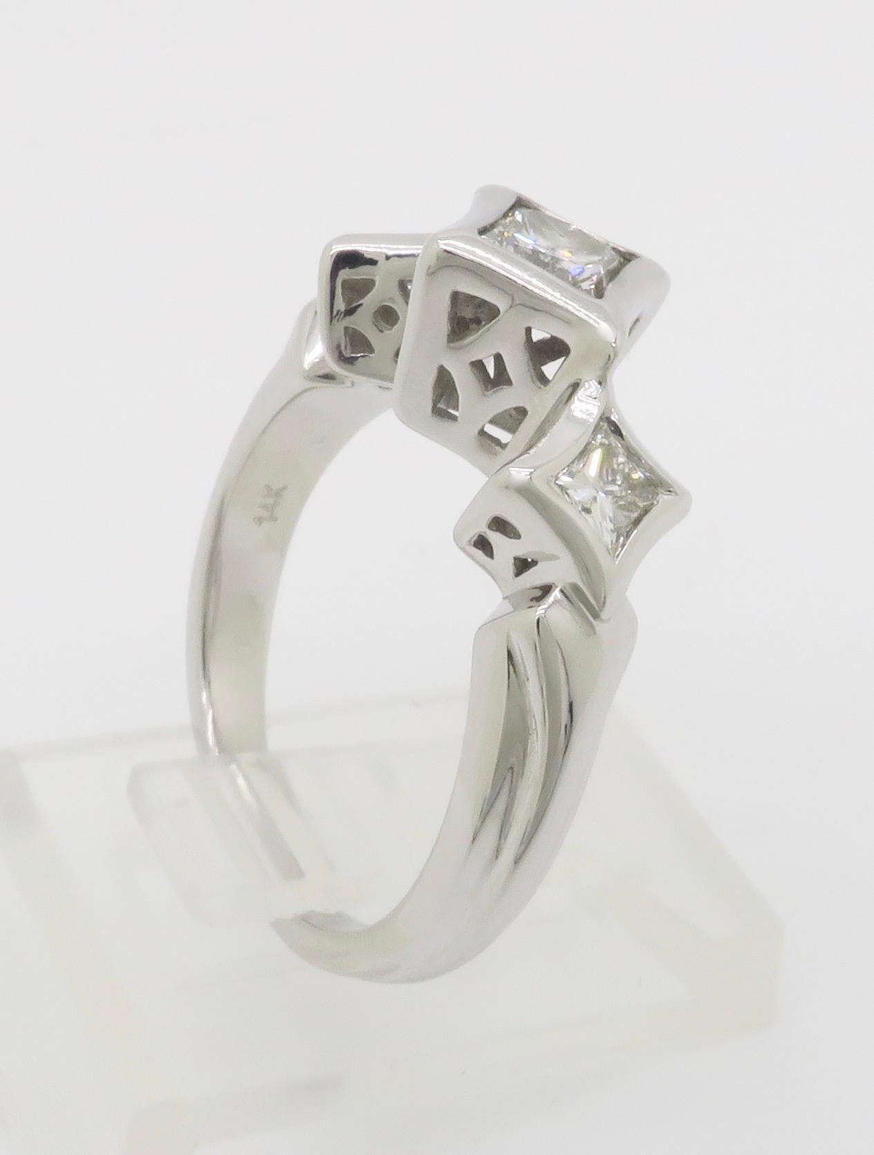 Bague à trois pierres en forme de cerf-volant, sertie de diamants taillés en princesse en vente 5