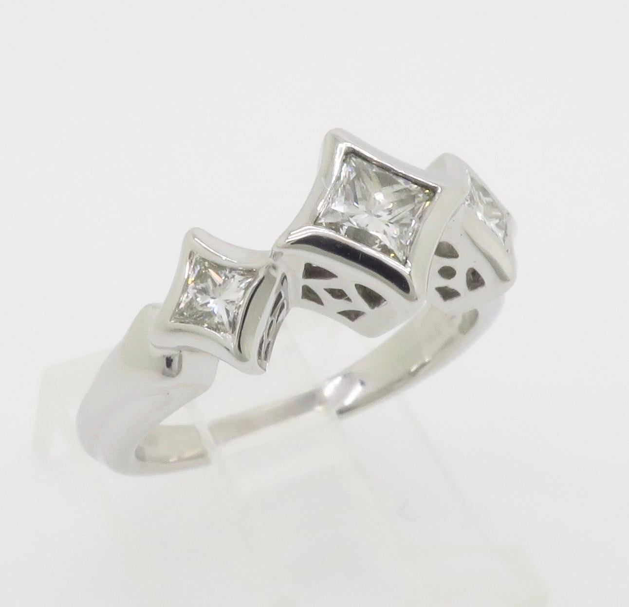Bague à trois pierres en forme de cerf-volant, sertie de diamants taillés en princesse en vente 6