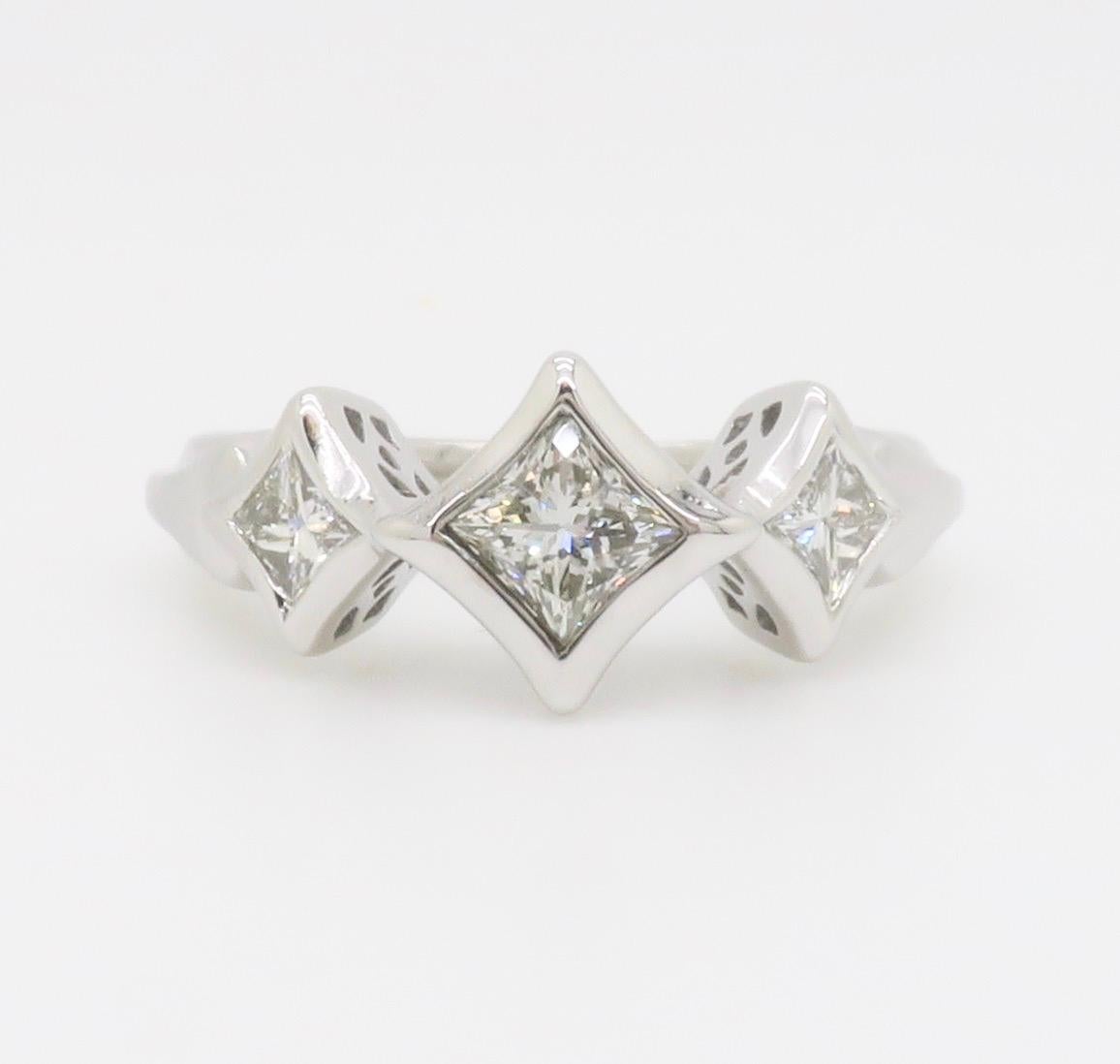 Bague à trois pierres en forme de cerf-volant, sertie de diamants taillés en princesse en vente 7