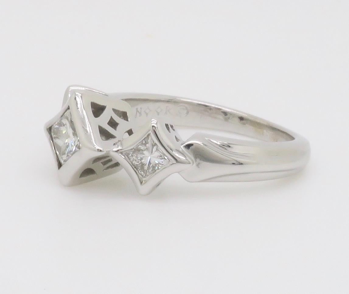 Bague à trois pierres en forme de cerf-volant, sertie de diamants taillés en princesse en vente 8