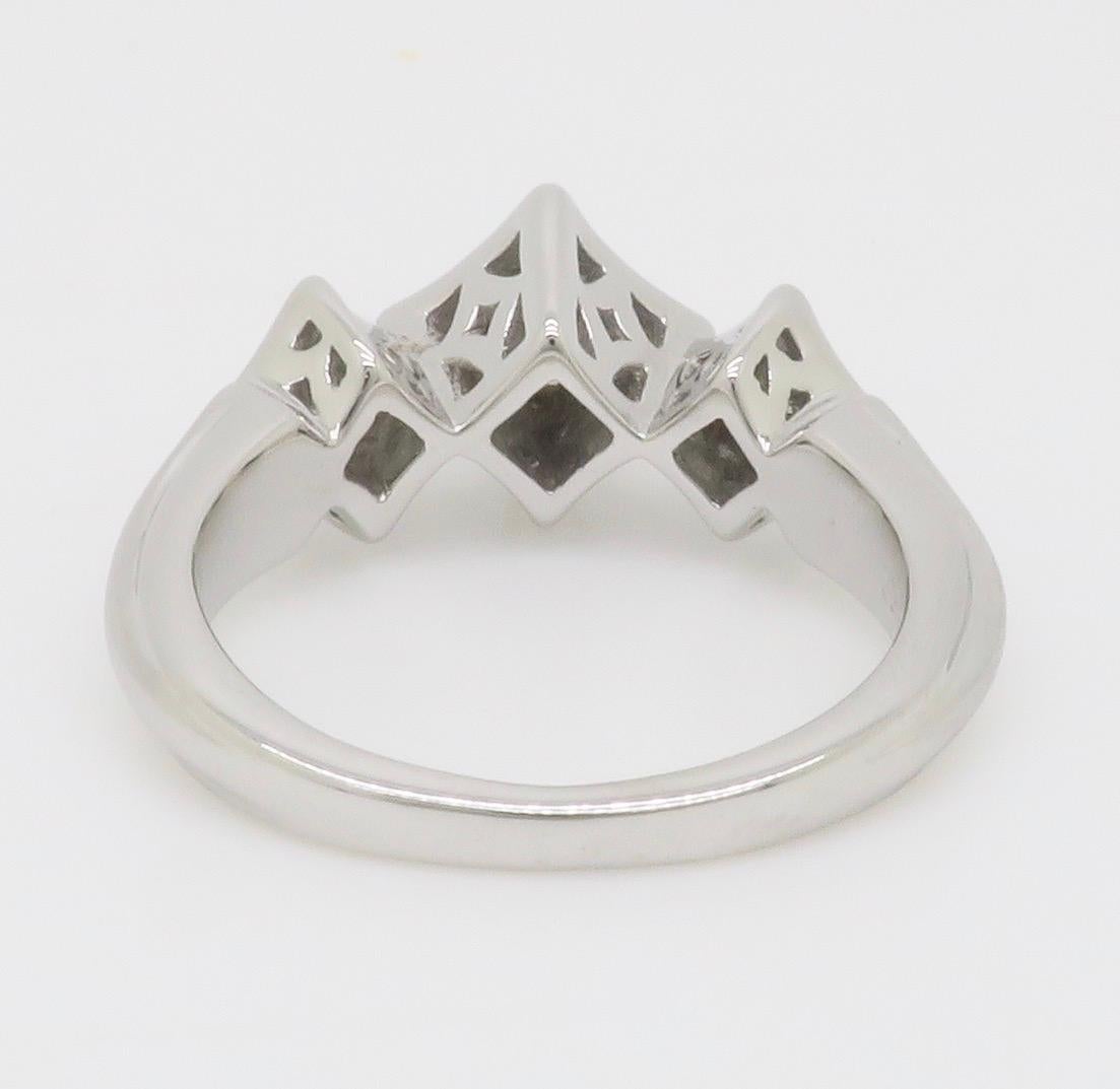 Bague à trois pierres en forme de cerf-volant, sertie de diamants taillés en princesse en vente 9