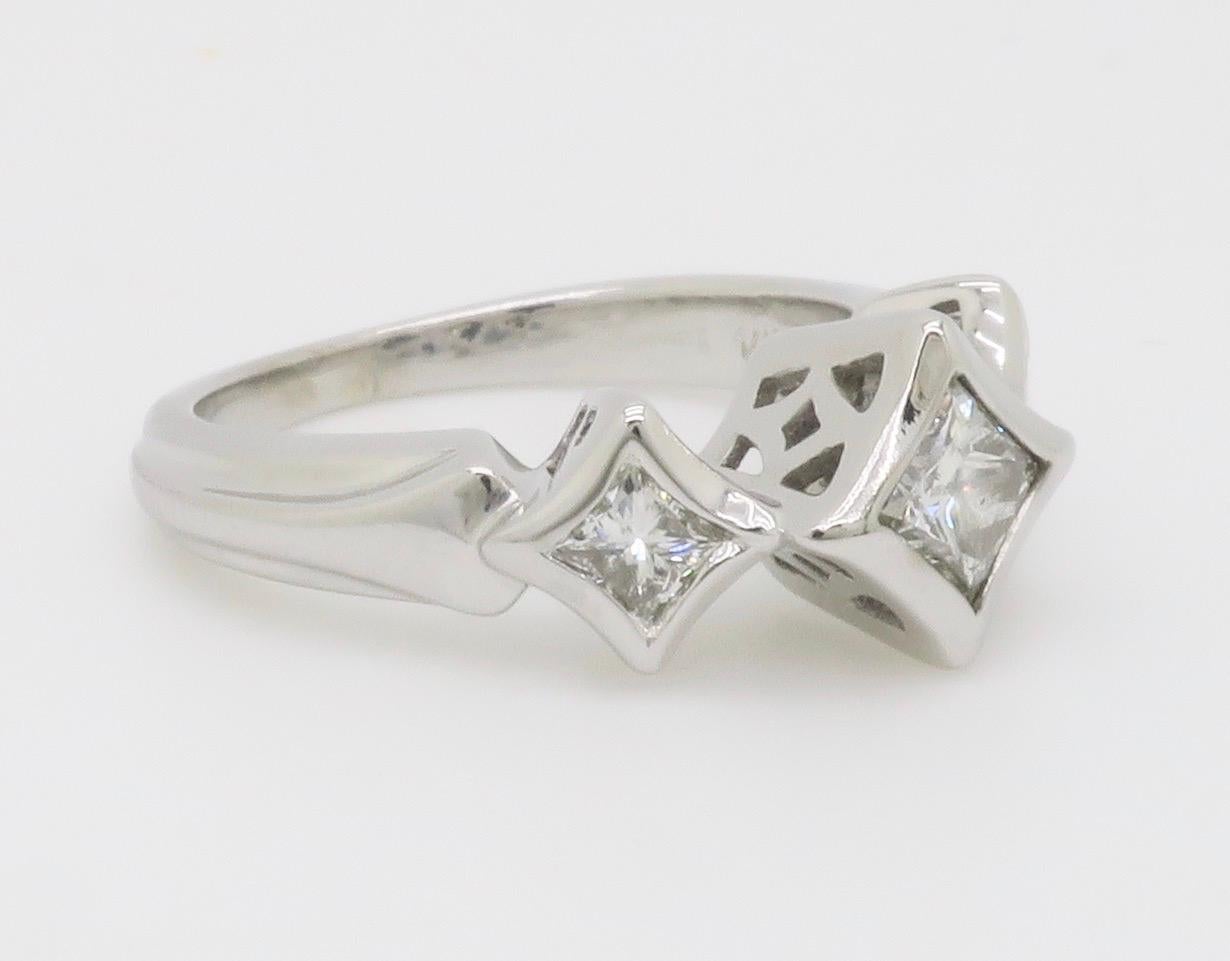 Bague à trois pierres en forme de cerf-volant, sertie de diamants taillés en princesse en vente 10