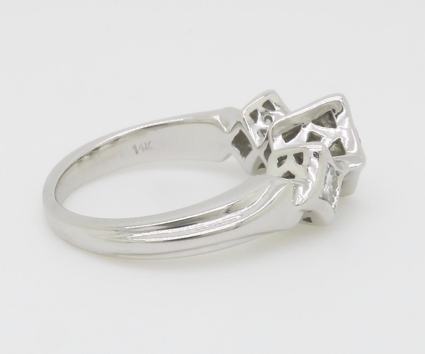 Bague à trois pierres en forme de cerf-volant, sertie de diamants taillés en princesse en vente 11