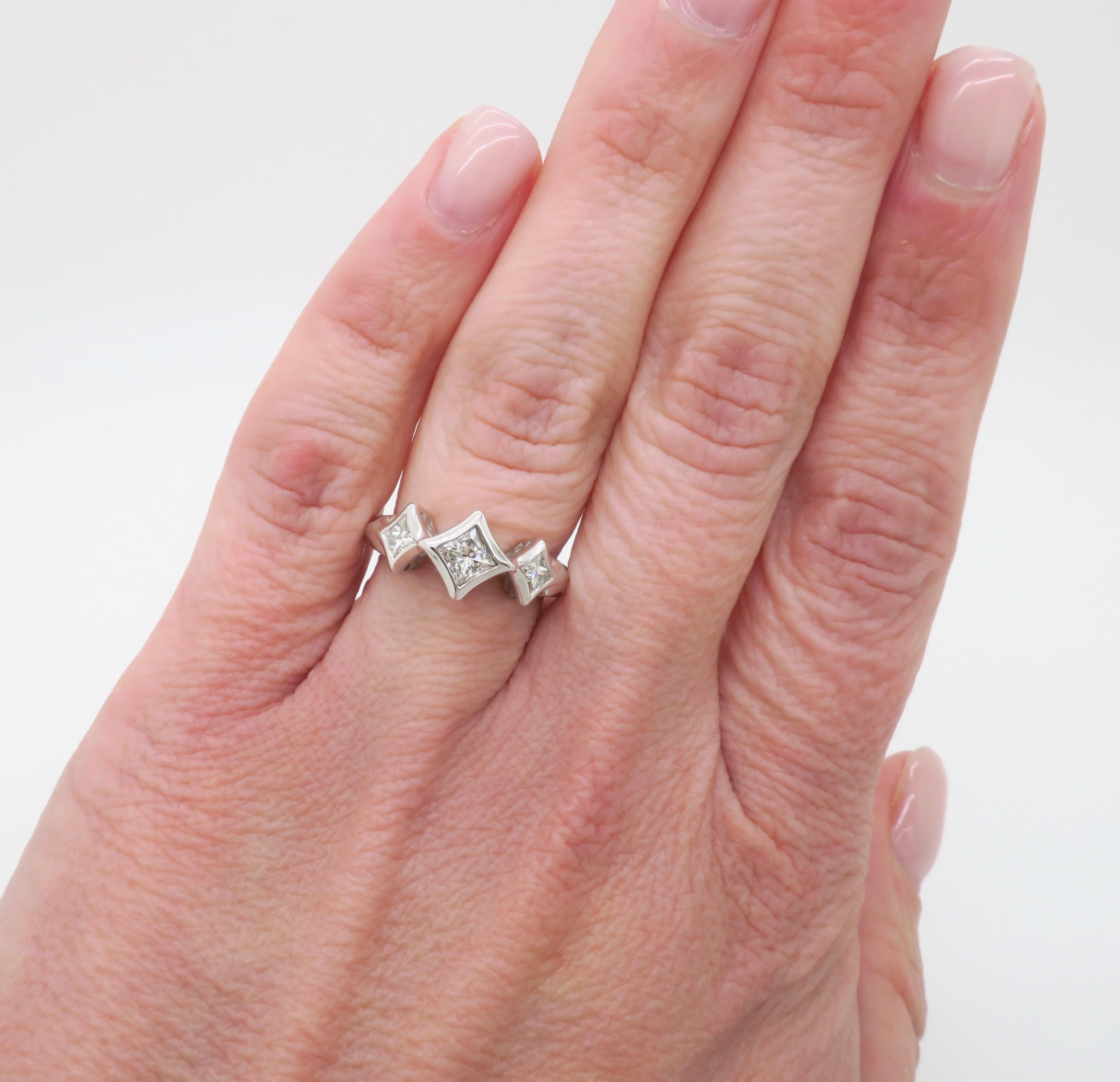 Bague à trois pierres serties de diamants de taille princesse en forme de cerf-volant. 

Poids total en carats du diamant : .60CT 
Taille du diamant : Princesse 
Couleur du diamant : F-G
Clarté du diamant : VS1-VS2
Métal : Or blanc 14k 
Estampillé :