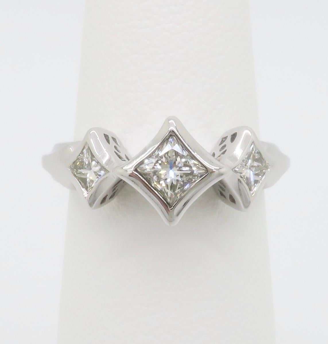 Taille princesse Bague à trois pierres en forme de cerf-volant, sertie de diamants taillés en princesse en vente