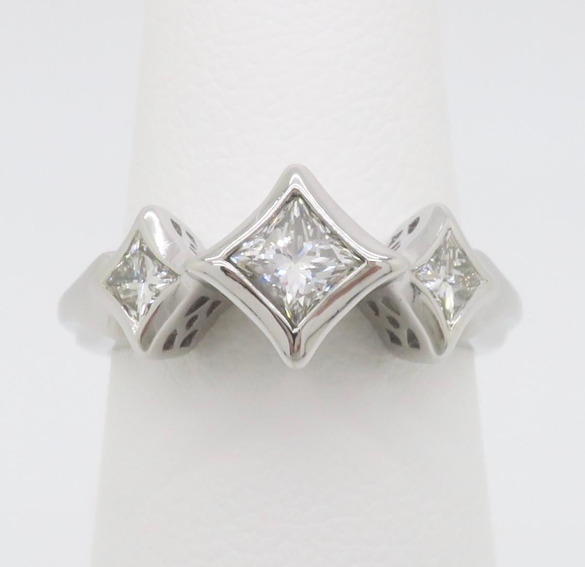 Bague à trois pierres en forme de cerf-volant, sertie de diamants taillés en princesse Excellent état - En vente à Webster, NY